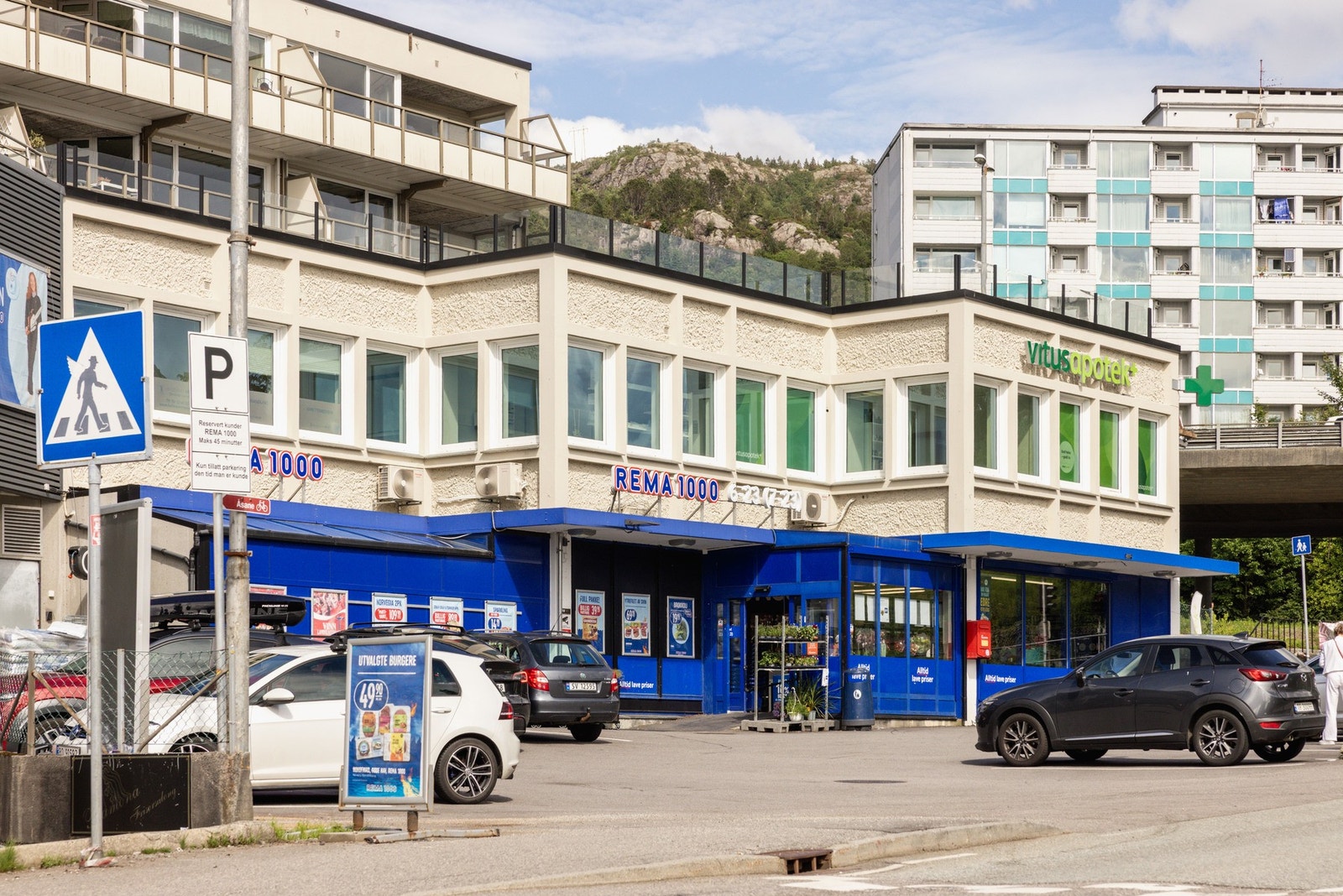Her bor du med kort vei til alle nødvendige fasiliteter og servicetilbud, og dagligvarebutikker som Rema 1000 og Spar ligger innen komfortabel gangavstand. Galleribilde
