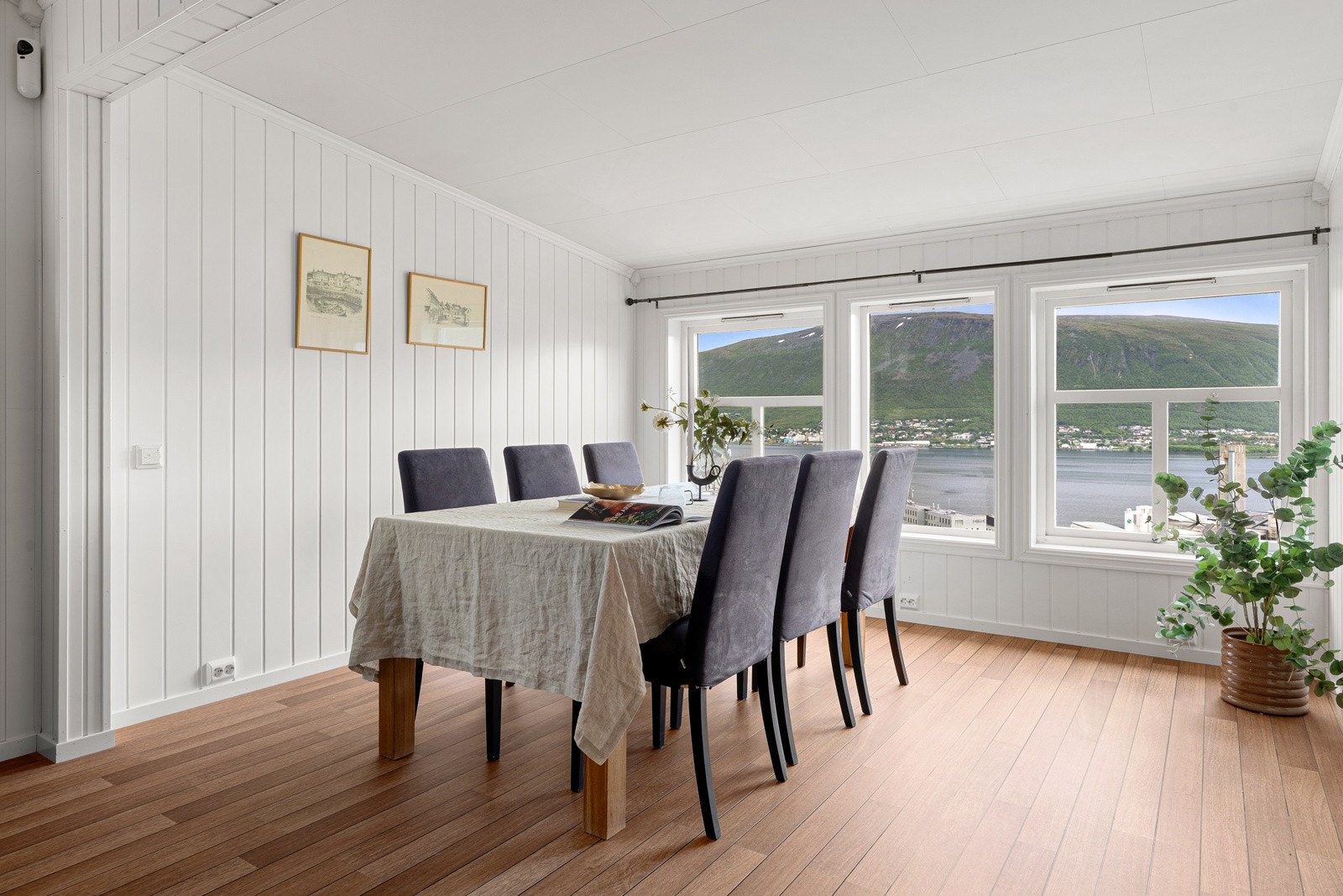 De store vindusflatene i spisestua genererer rikelig med lys som strekker seg hele veien inn i boligen.