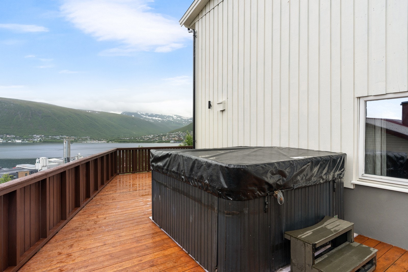 Eiendommen har flotte uteareal med nydelig utsikt og gode solforhold. Jaccussi medfølger.