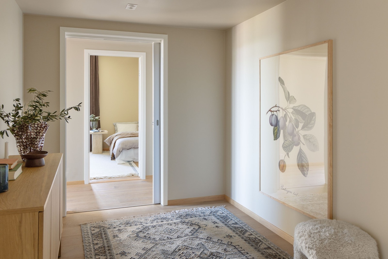 Ved entreen finner man en romslig mellomgang med plass for stor skyvedørsgarderobe om ønskelig. Galleribilde