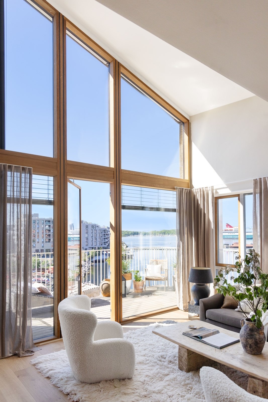 Leiligheten har en fantastisk takhøyde i stuen, med tilhørende vinduer. Et særegent trekk i prosjektet. Galleribilde