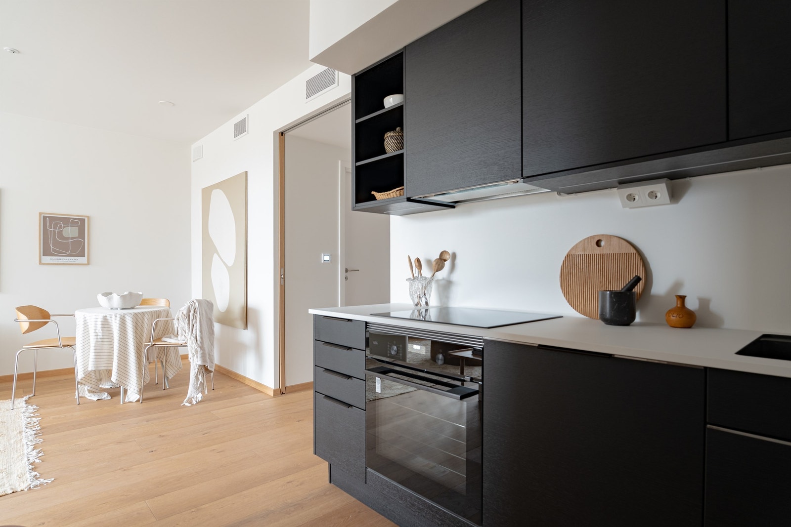 Leiligheten har en meget god planløsning med plass for både spisebord og sofagruppe. Galleribilde