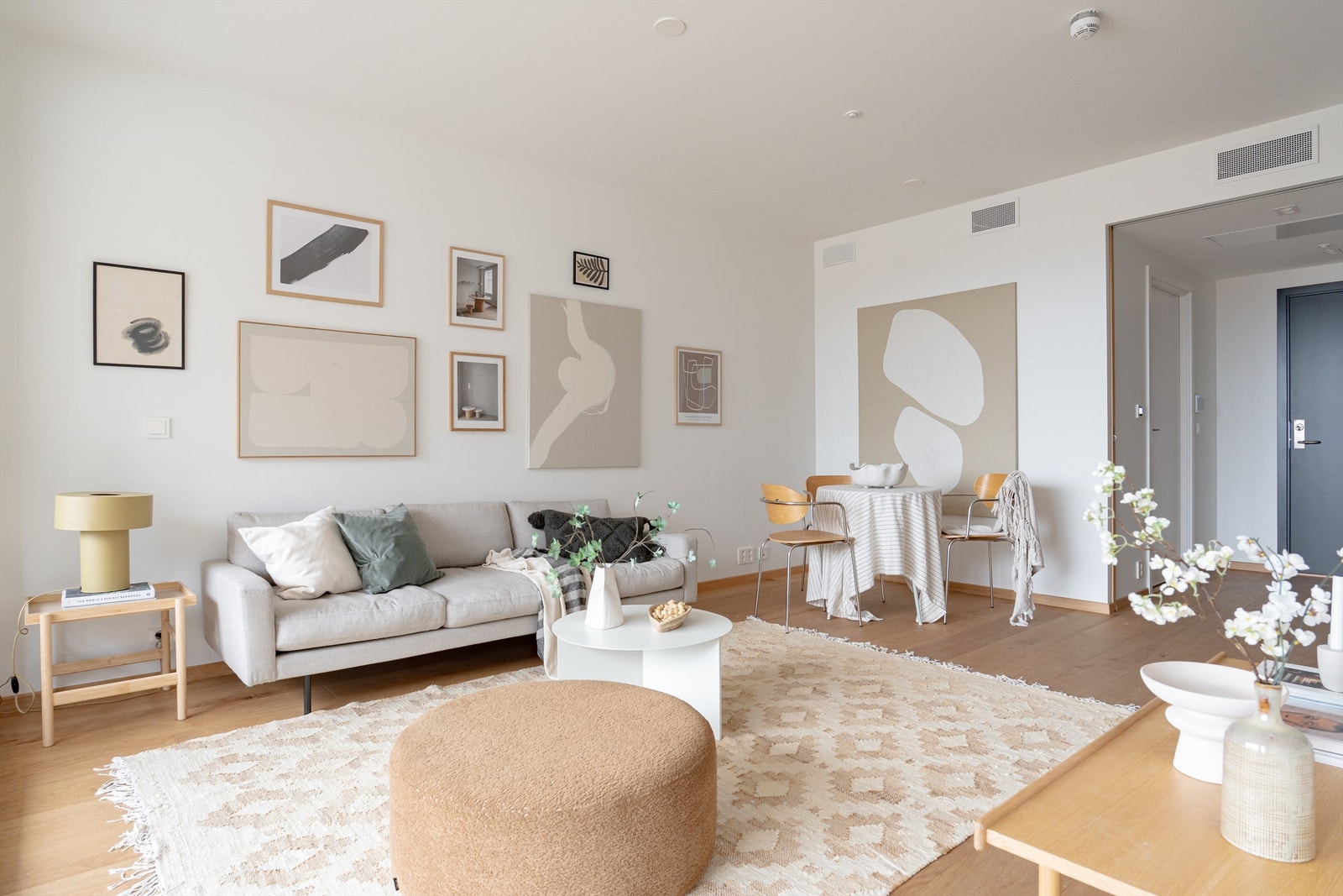 Leiligheten er oppvarmet med vannbåren varme via viftekonvektor. Galleribilde