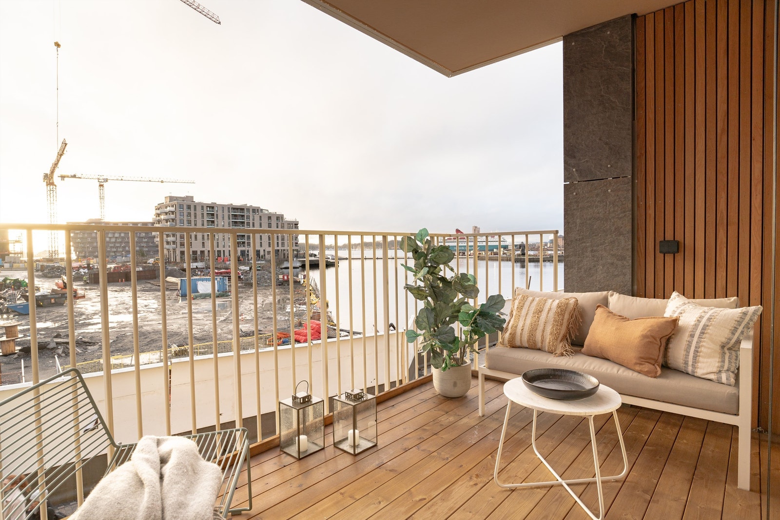 Leiligheten har utsyn i retning Sørenga, og over den siste ubebygde tomten i Bispevika. Konferer megler for 3D-bilder/video
av planlagt bebyggelse. Galleribilde