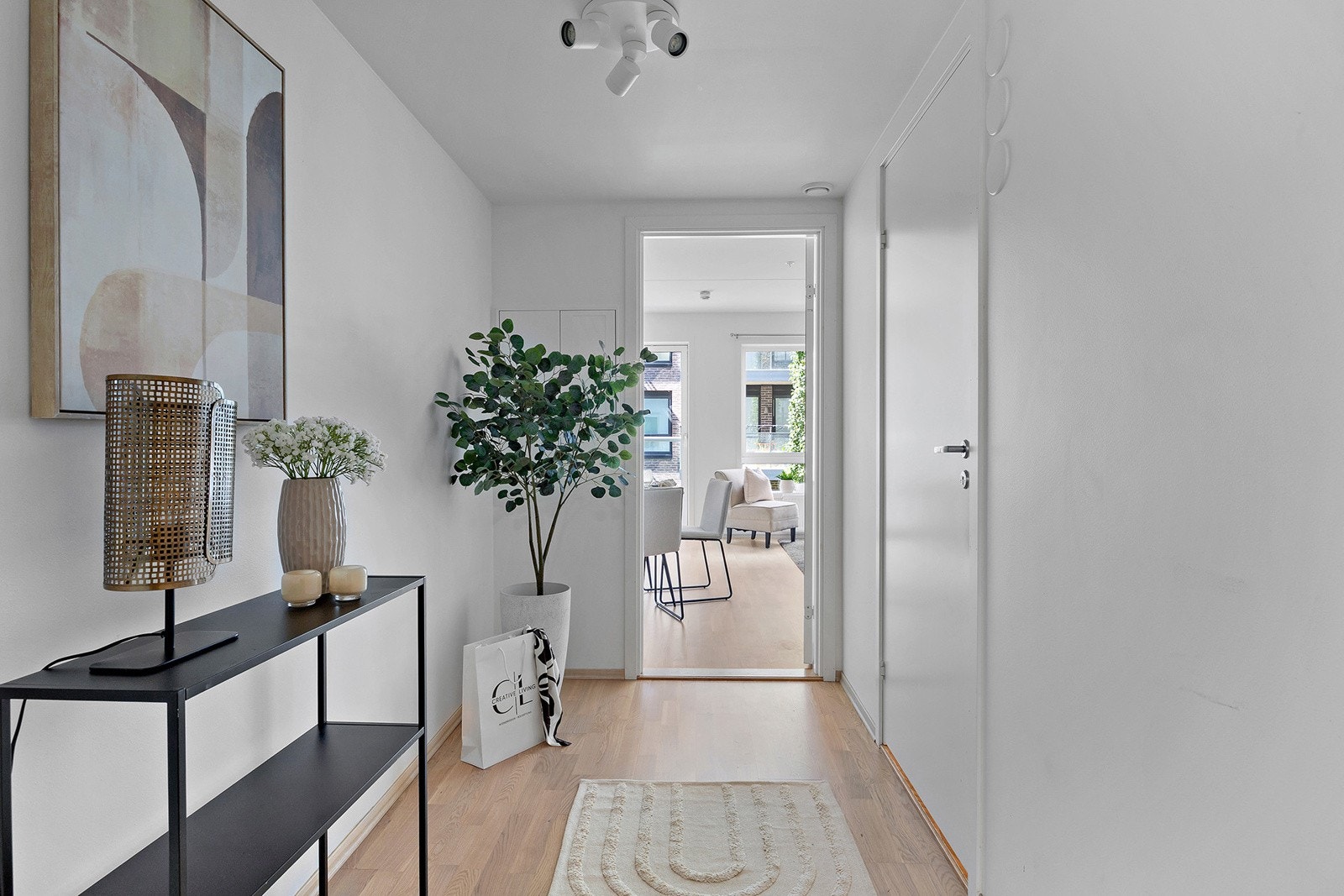 Entré med plass til å henge fra seg yttertøy og sette fra seg sko. Galleribilde