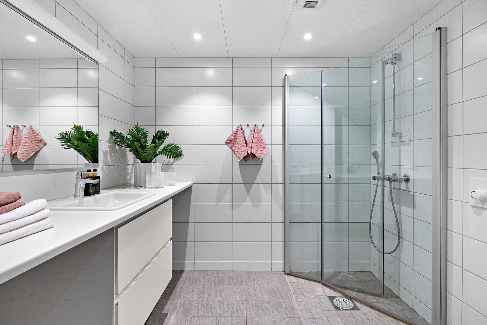 Badet er delikat flislagt med gulvvarme og downlights i himling. Galleribilde