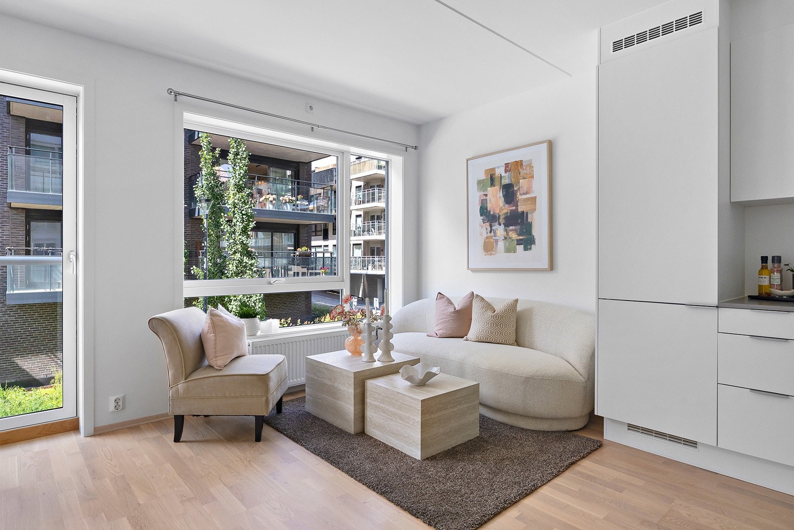 Praktisk åpen stue- og kjøkkenløsning med god plass til sofa, mediebenk og spisebord. Galleribilde