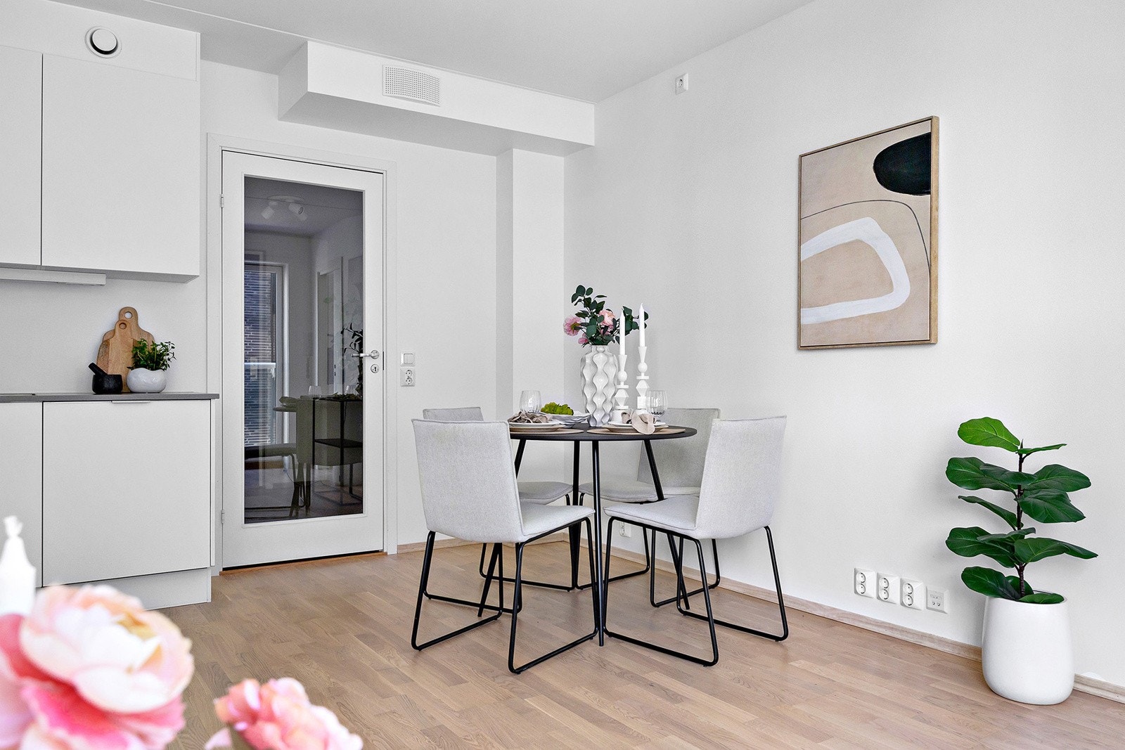 Plass til spisebord ved kjøkken. Galleribilde