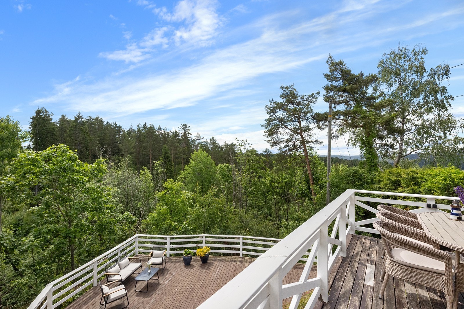 Nyt rolige dager på den store terrassen, omkranset av natur. Galleribilde