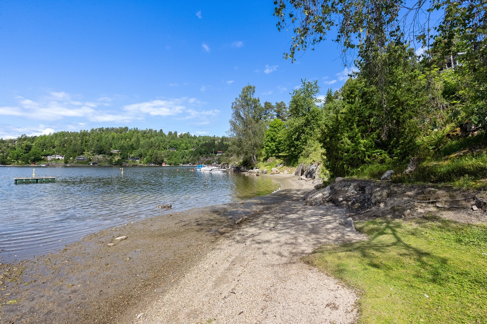 Det er kun 10-15 minutters gange til badestrand og bryggeanlegg ved Indre Hallangspollen. Galleribilde