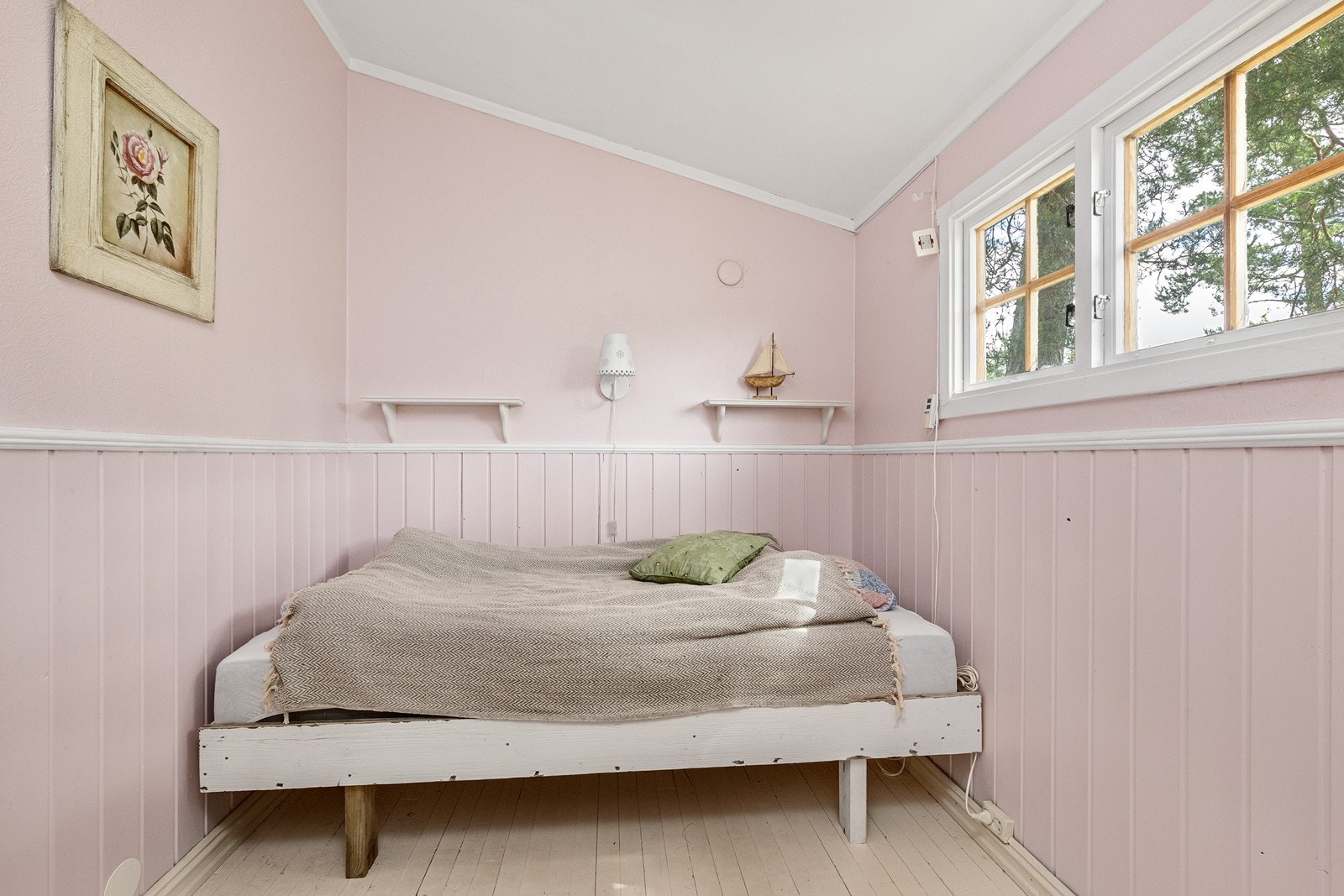 I hyttas hoveddel er det ett soverom. Galleribilde