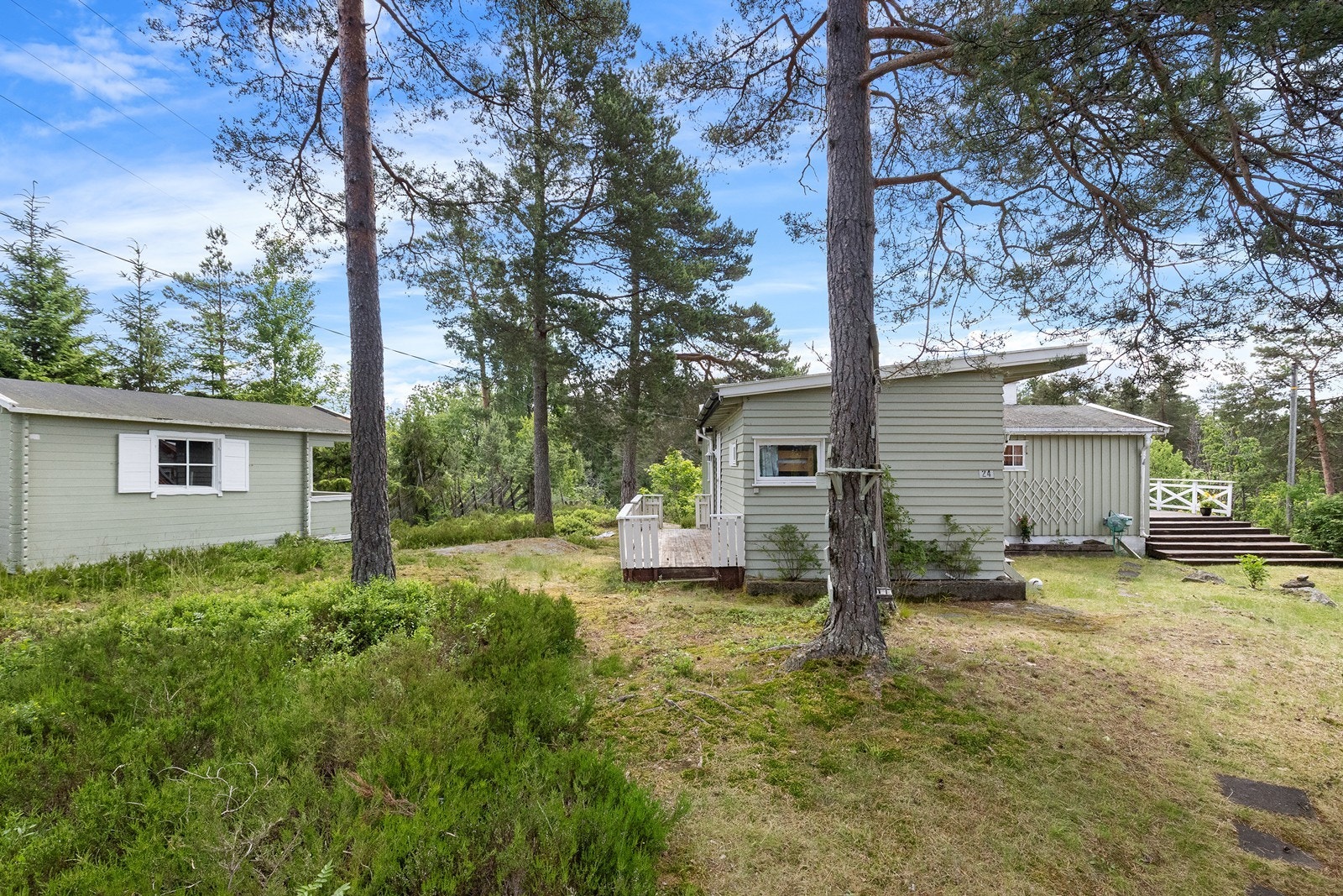 I tillegg til hytta er det et frittliggende uthus for lagring. Galleribilde