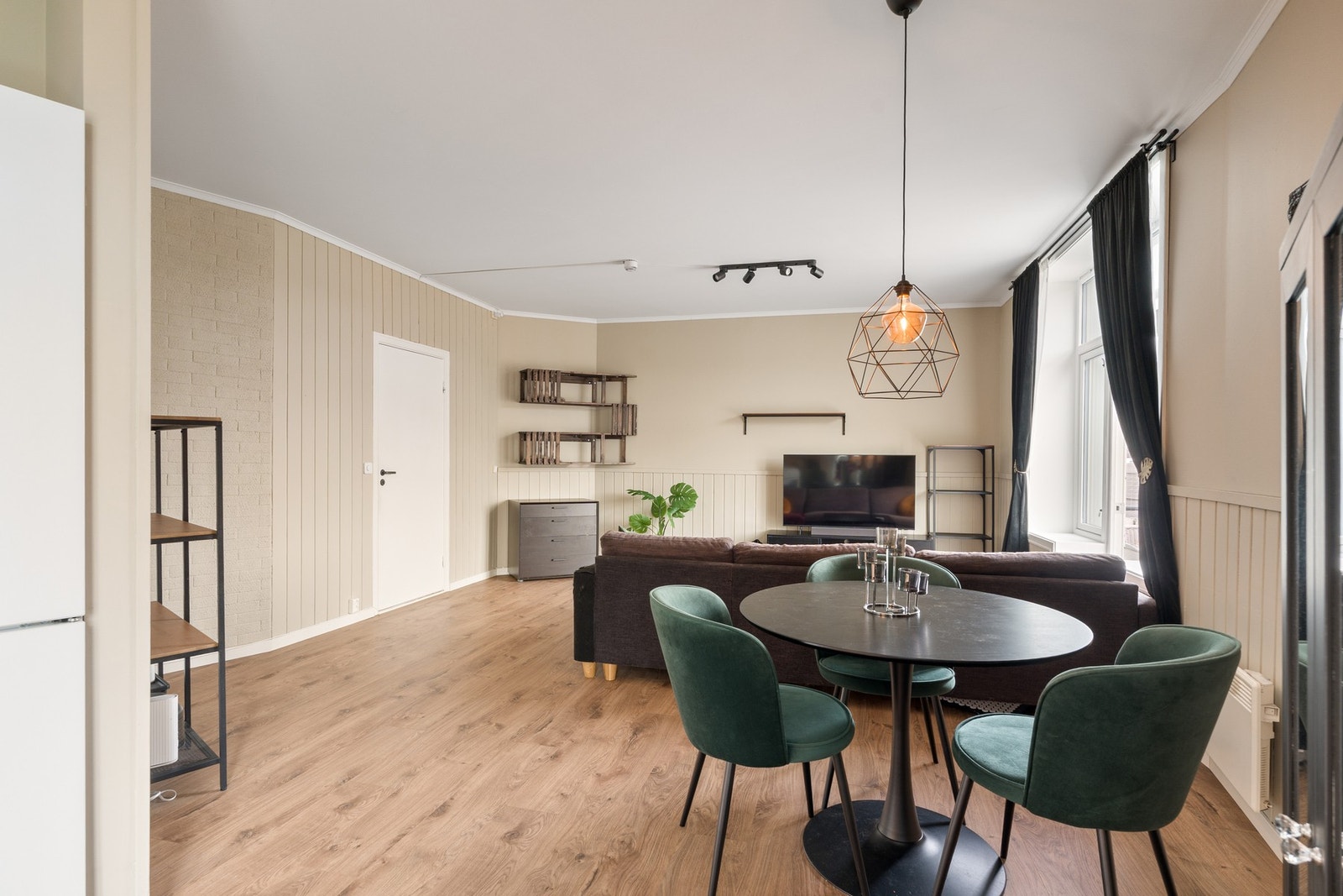 Spisebordet finner sin naturlige plassering i stua. Galleribilde
