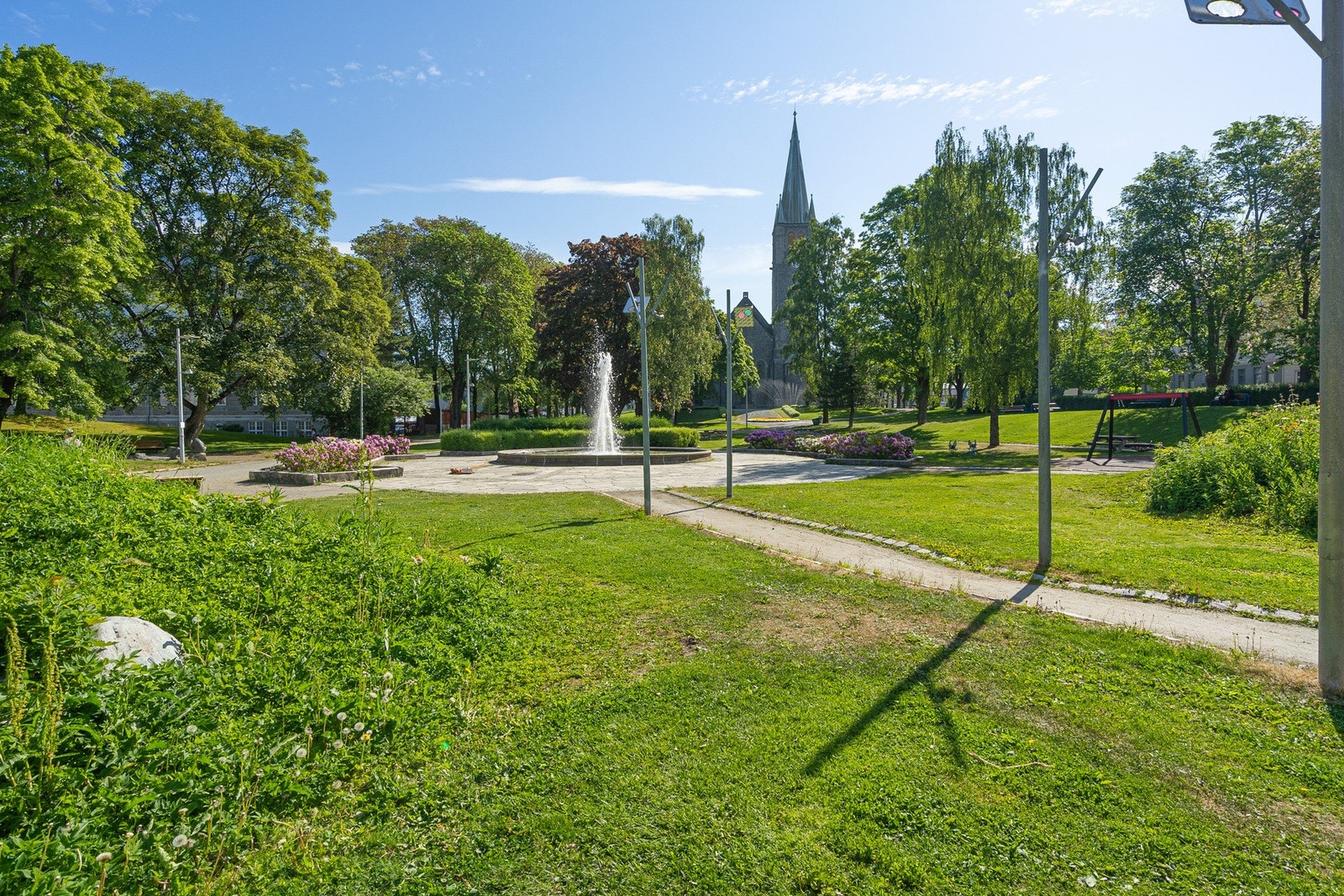 Kort vei til flere spisesteder, parker og rekreasjonsområder. Her, Lamoparken. Galleribilde