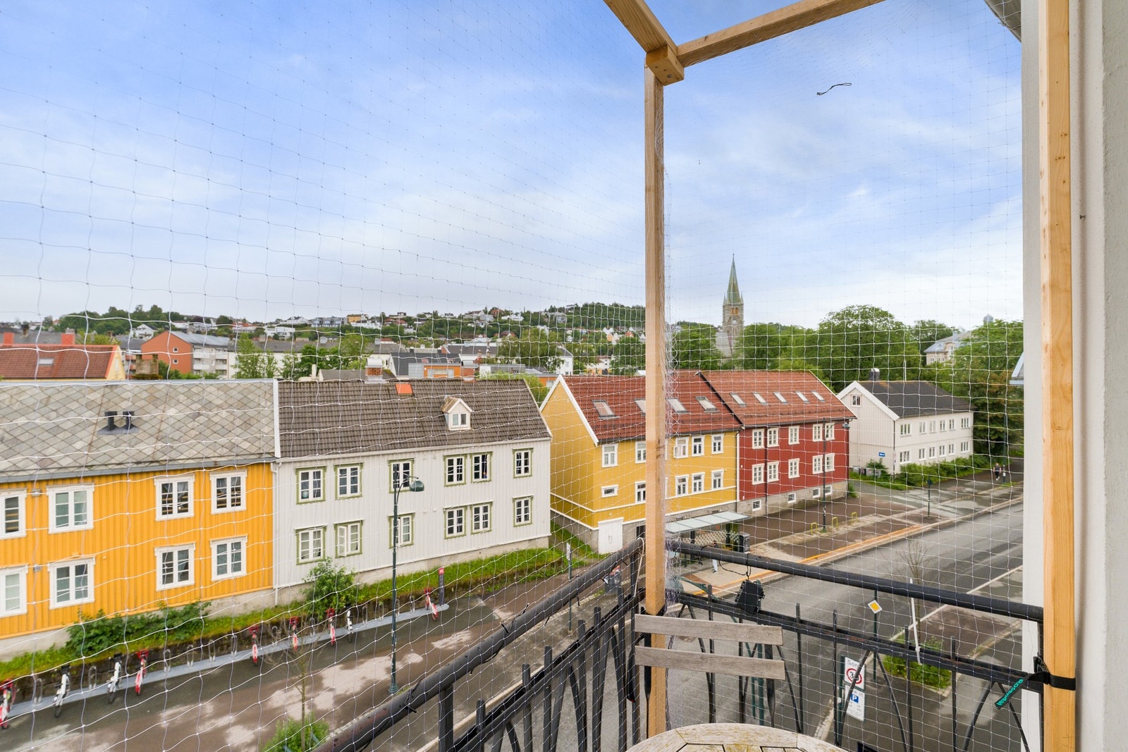 Beliggenheten i 4.etasje sørger for herlig utsikt utover nærområdet. Galleribilde
