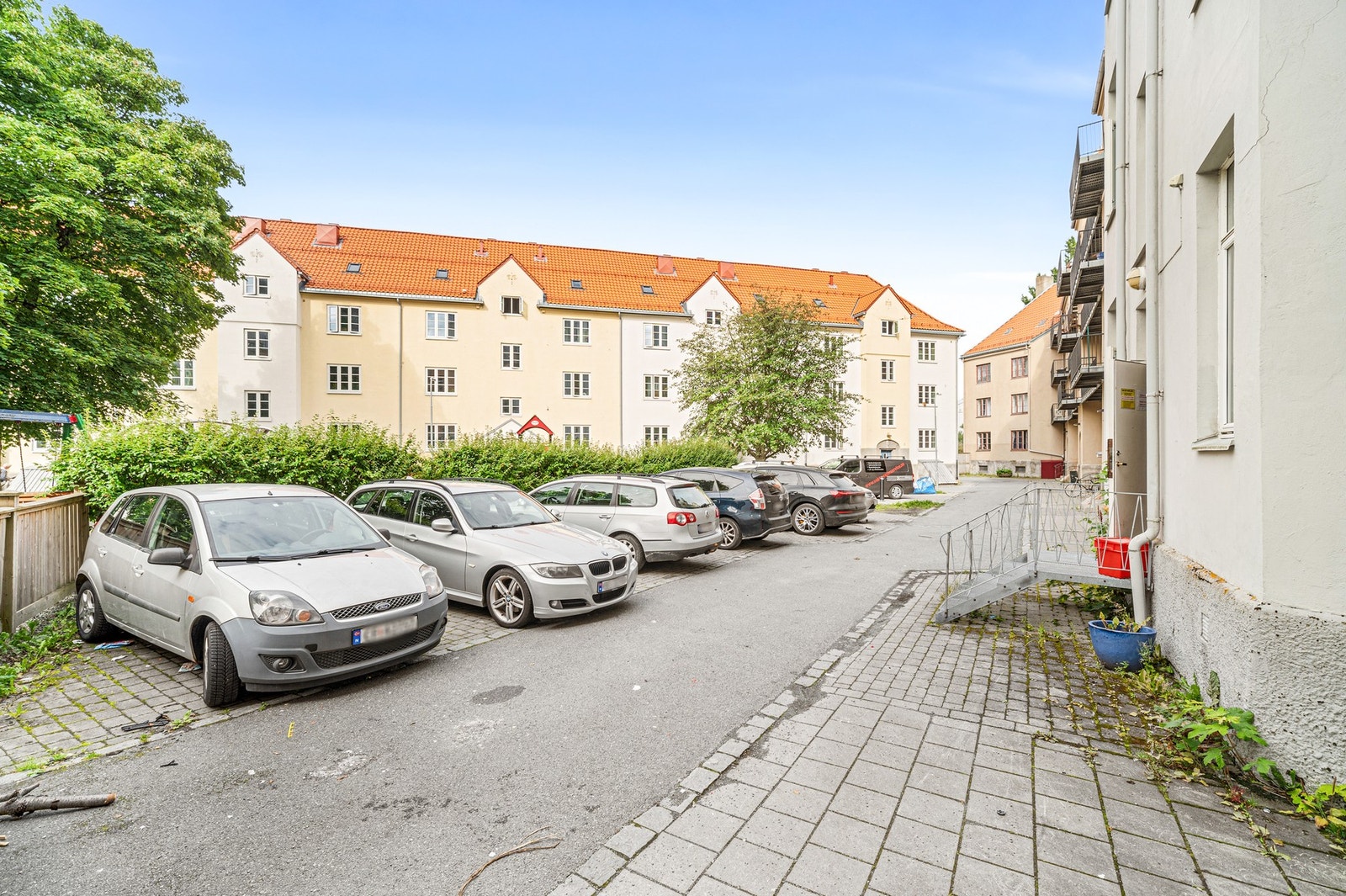 Parkering på felles oppstilling i bakgården. Galleribilde