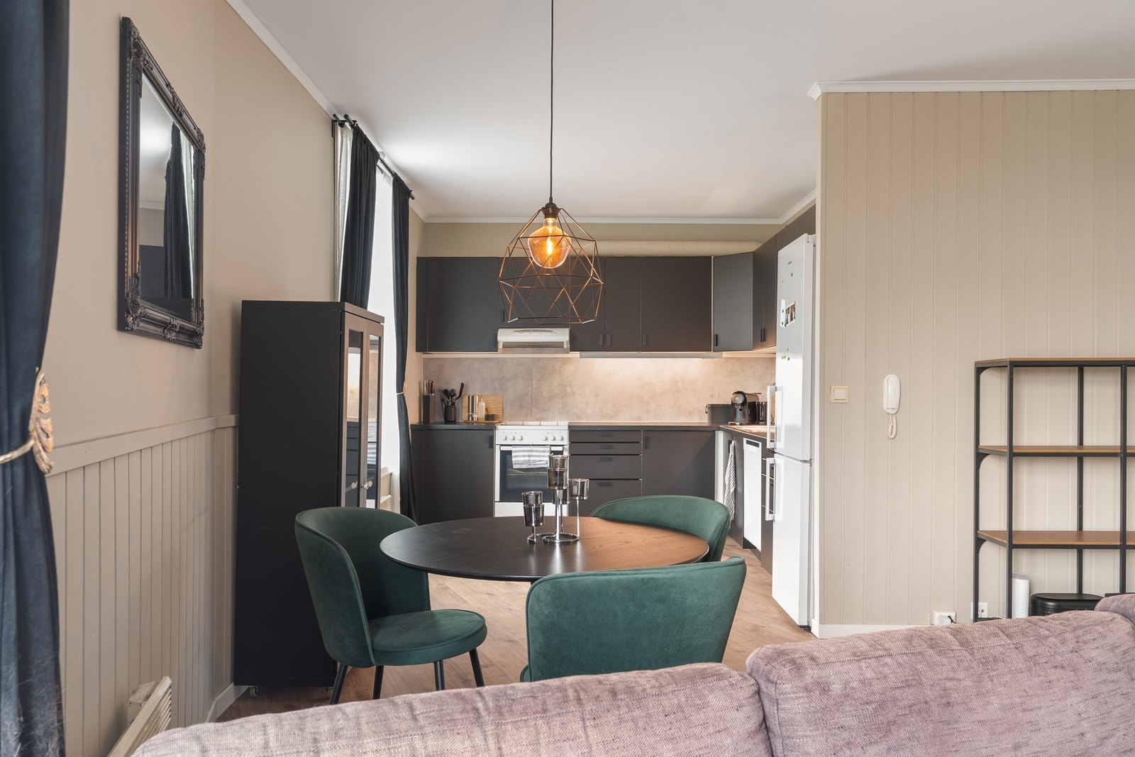 Spisebordet finner sin naturlige plassering i stua. Galleribilde