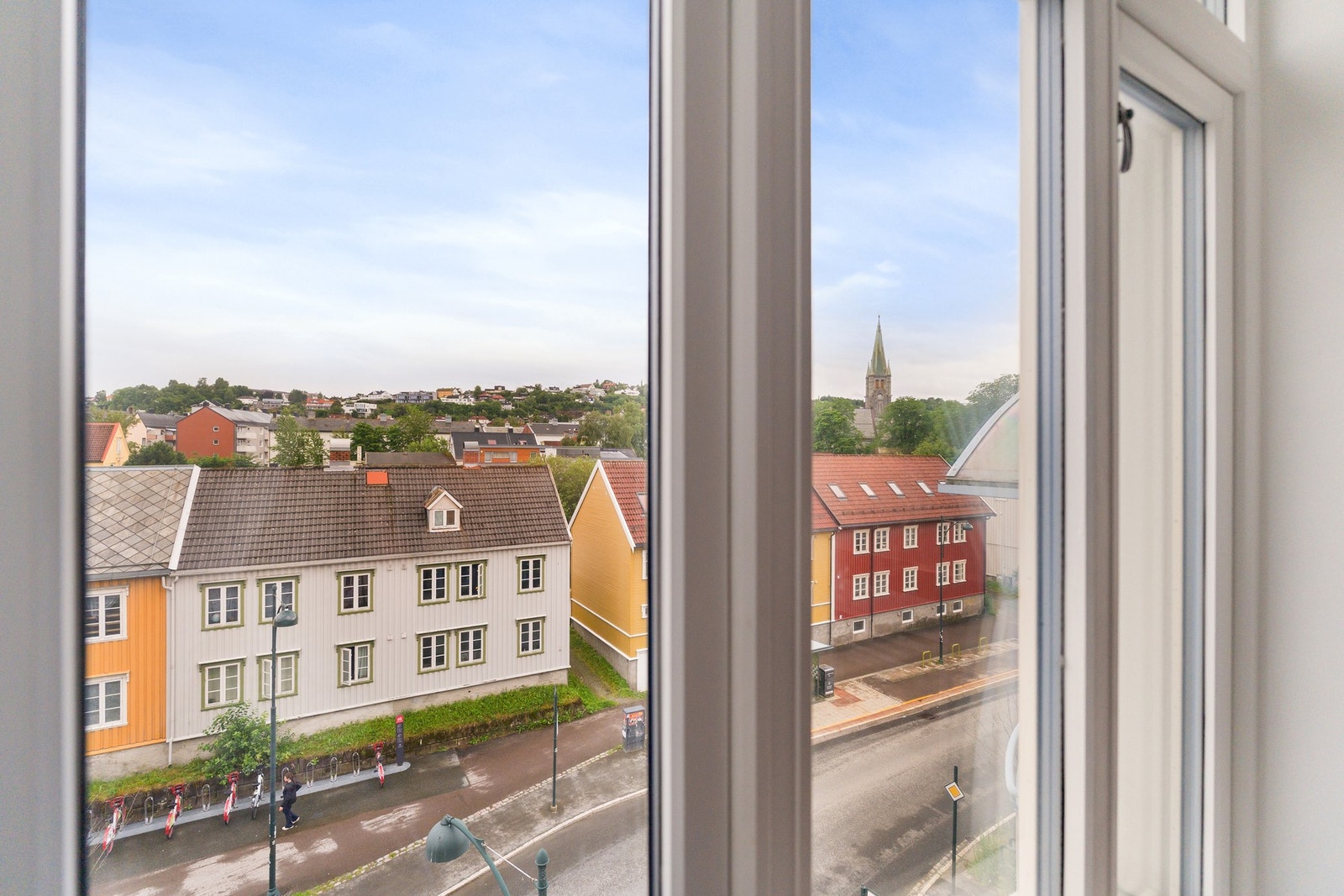 Store, herskapelige vinduer. Alle vinduene er skiftet i perioden 2012/2013. Galleribilde