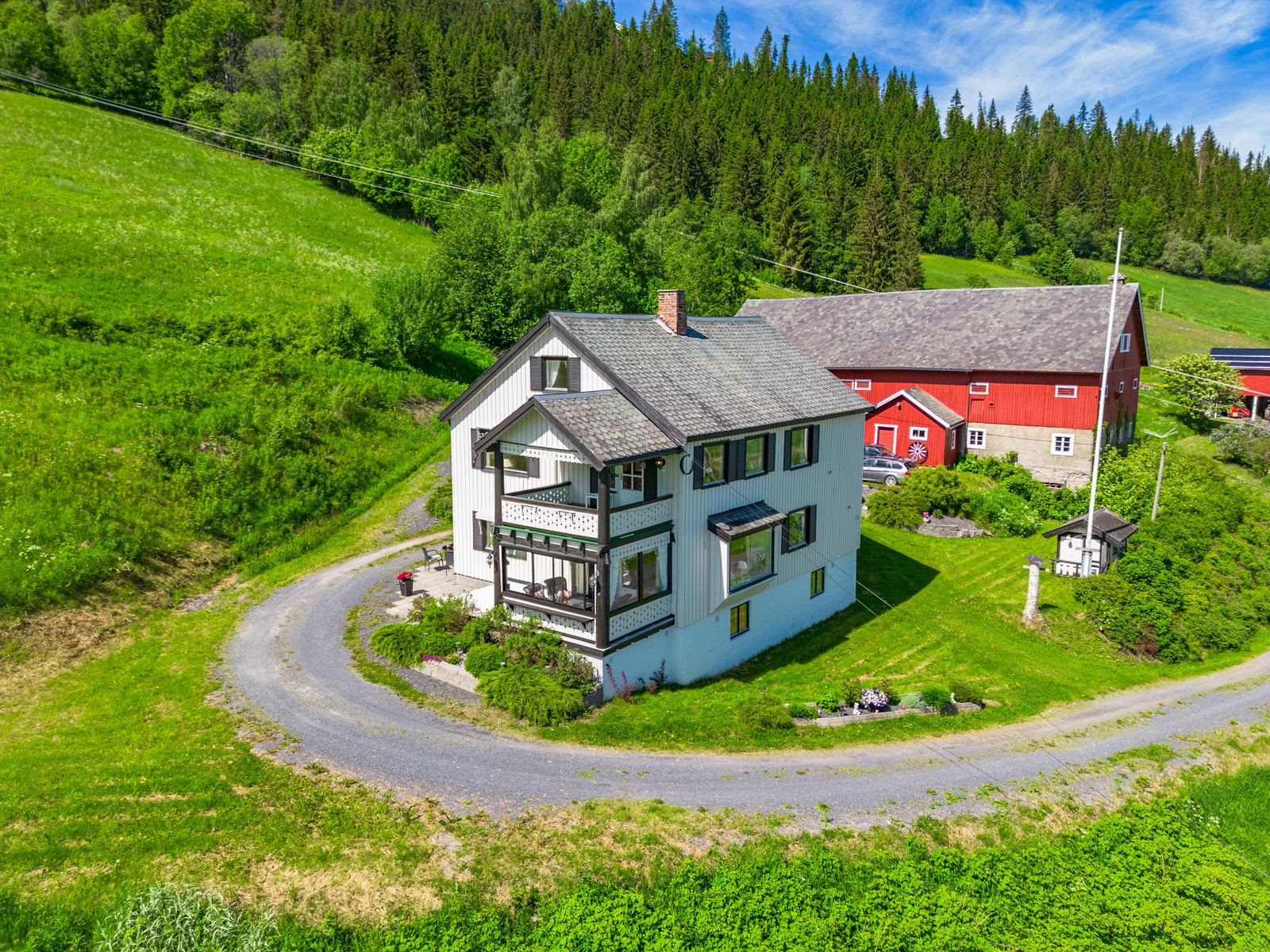 Tunet er pent opparbeidet med plen og beplantning Galleribilde