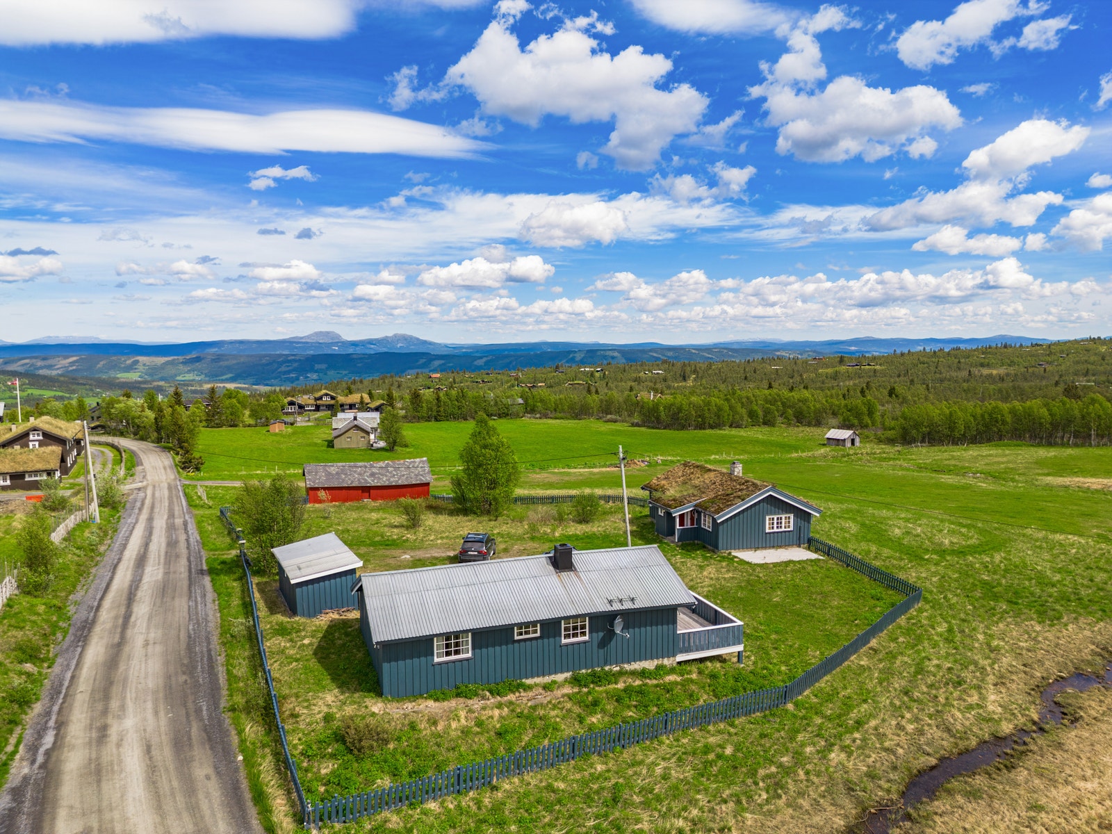 Stølsvollen består av sel, hytte, uthus og sommerfjøs Galleribilde