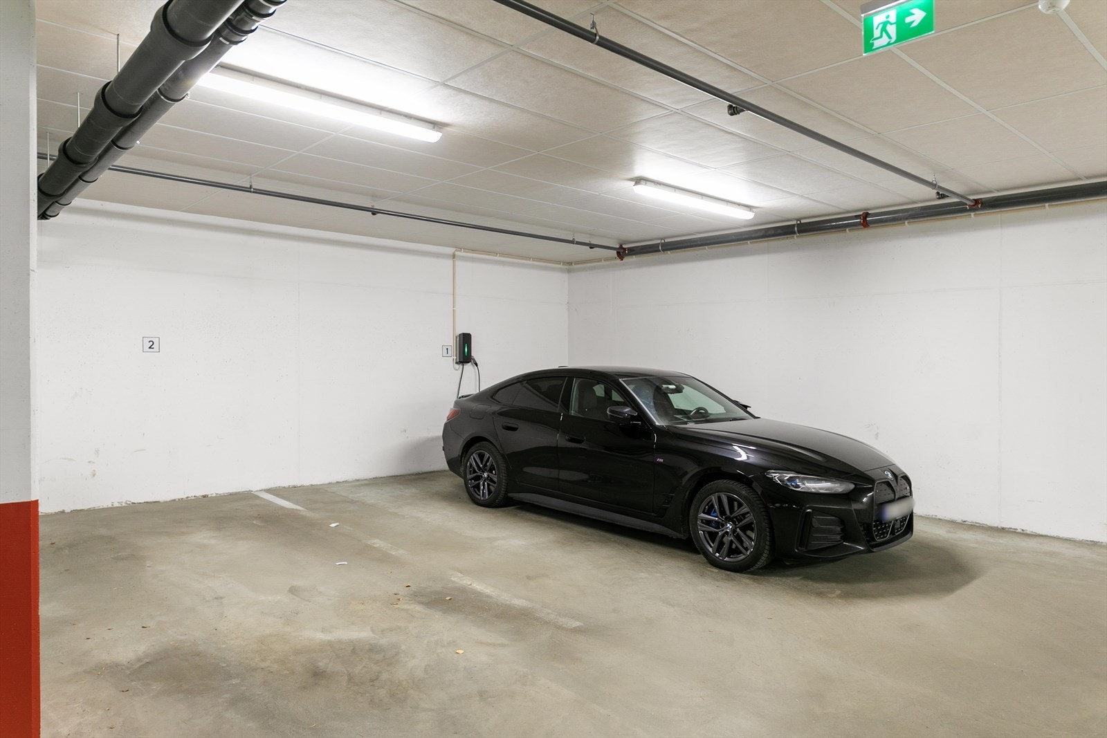 Det medfølger parkeringsplass i felles garasjeanlegg og en bod på 5 m² i kjeller. Galleribilde