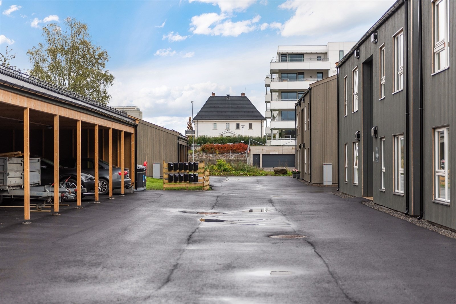 Her har du en helt ny 3- roms leilighet i 1. etg. med heis. Stue, kjøkken, 2 soverom, bad, bod, veranda og carport med egen sportsbod. Asfalterte uteområder. Galleribilde