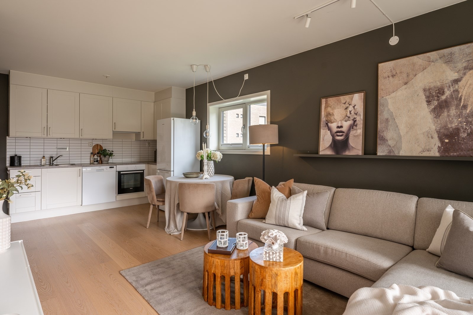 Den åpne planløsningen gjør det enkelt å kombinere matlaging med sosialt samvær. Galleribilde