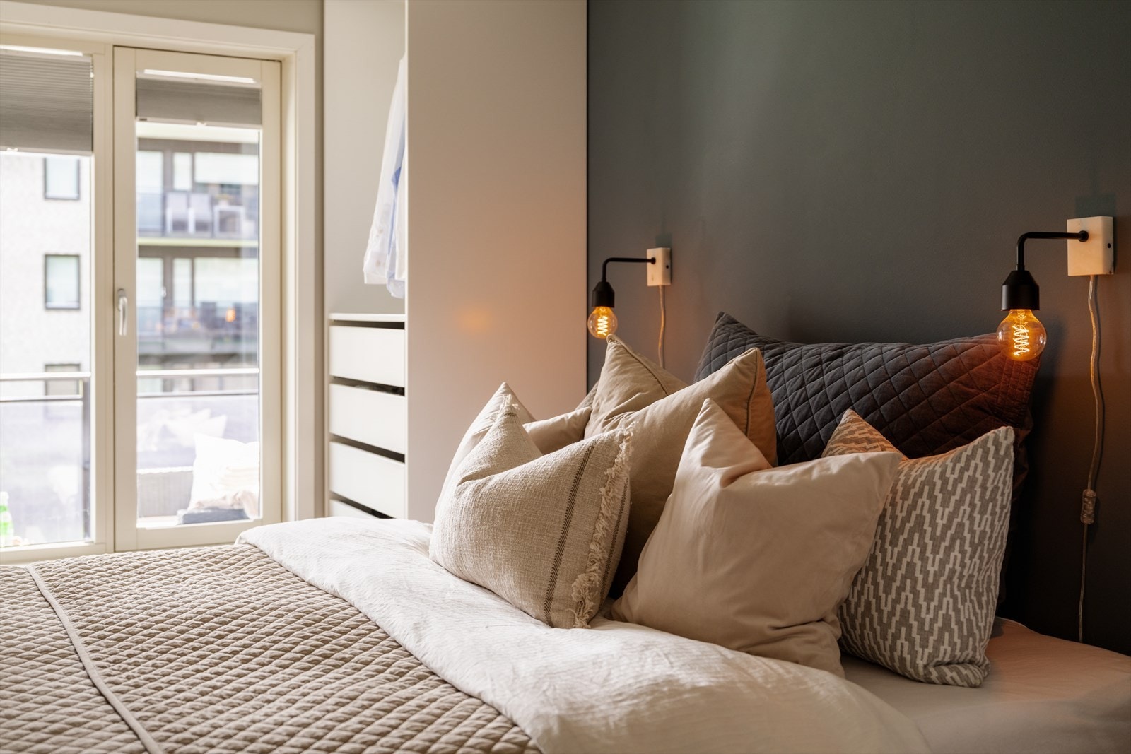 Store vindusflater gir godt med naturlig lys. Galleribilde