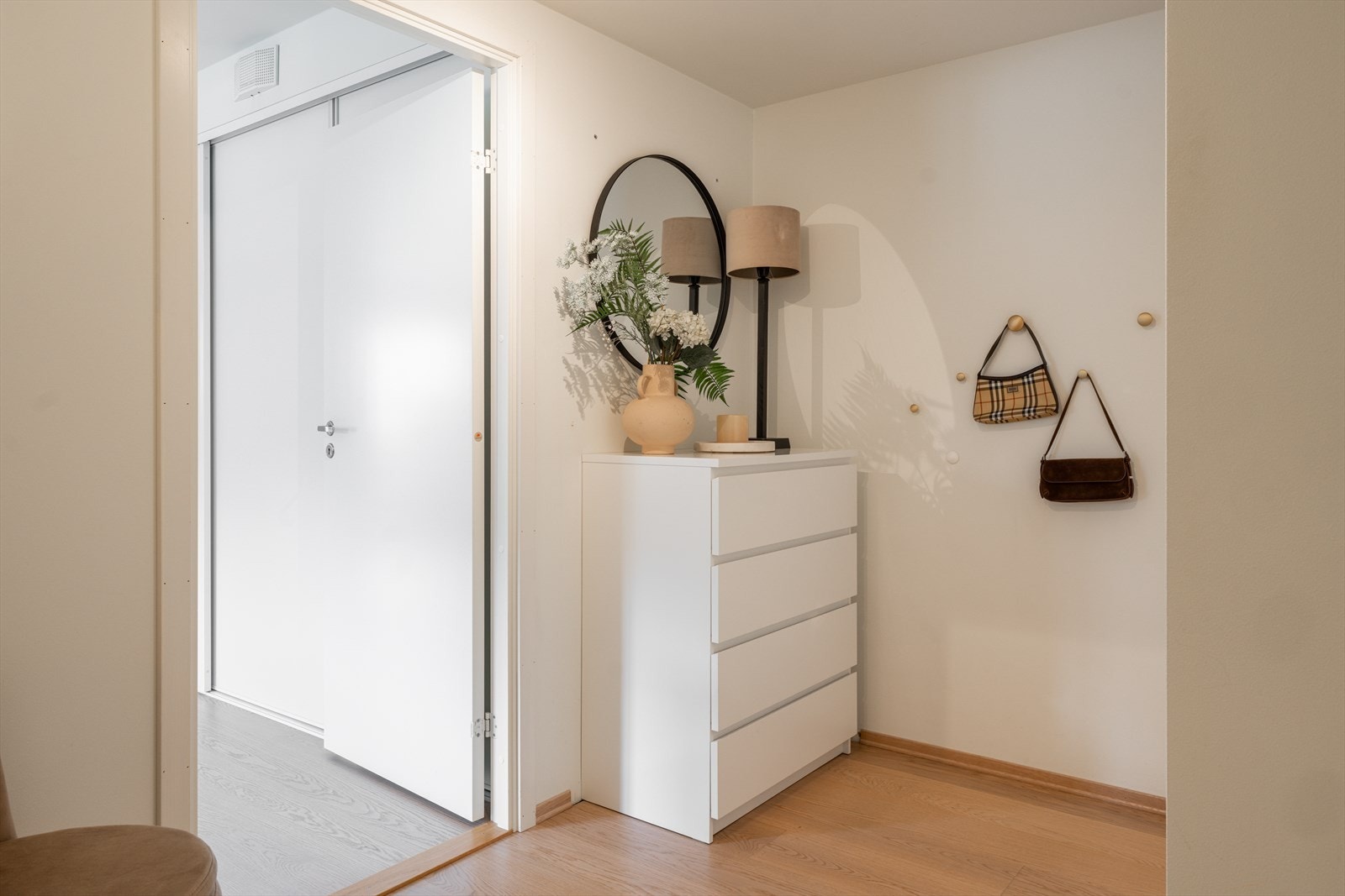 Velkommen inn! Entréen er romslig og godt utnyttet, med god plass til oppheng av ytterklær og oppbevaring av sko. Galleribilde