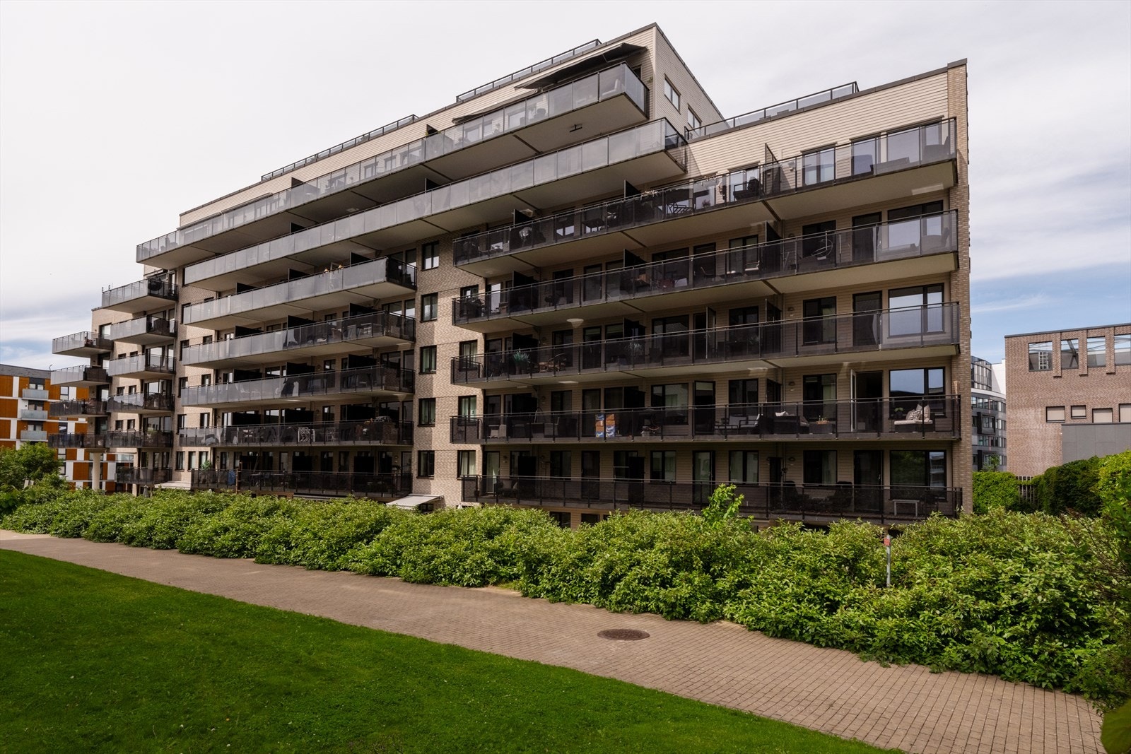 Leiligheten har en beliggenhet i byggets tredje etasje, med enkel adkomst via heis. Galleribilde