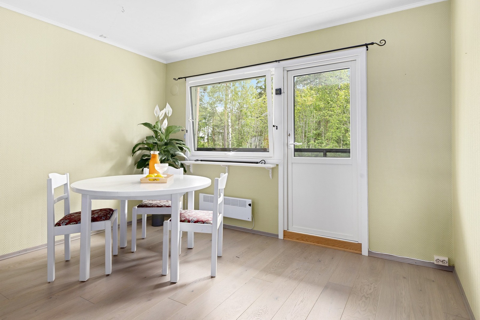 Her er det god plass til et stort spisebord, noe som gjør kjøkkenet til et naturlig samlingspunkt for familien. Galleribilde