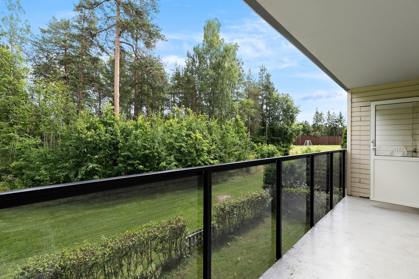 Fra kjøkkenet er det utgang til en østvendt balkong - perfekt for morgenkaffen i solen. Galleribilde