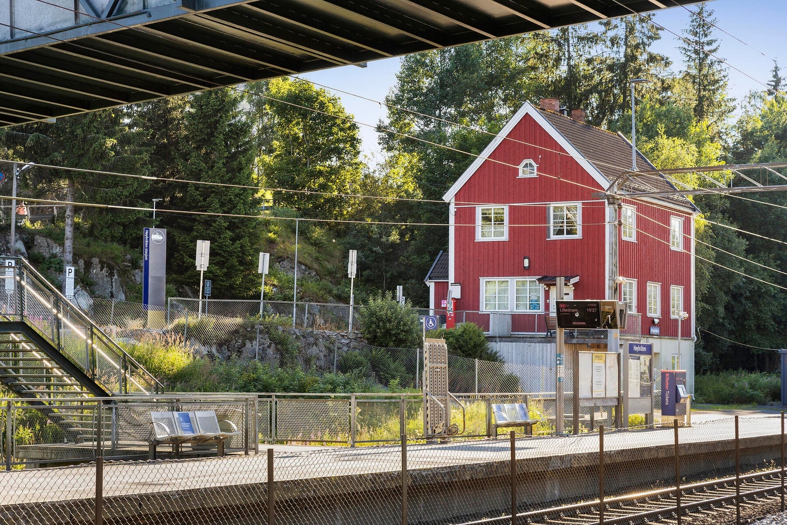 Både Lørenskog stasjon og Høybråten togstasjon ligger i nærområdet.Toget går hvert 15.minutt og tar deg raskt inn til sentrum med en reisevei på kun 13 minutter til Oslo S. Galleribilde