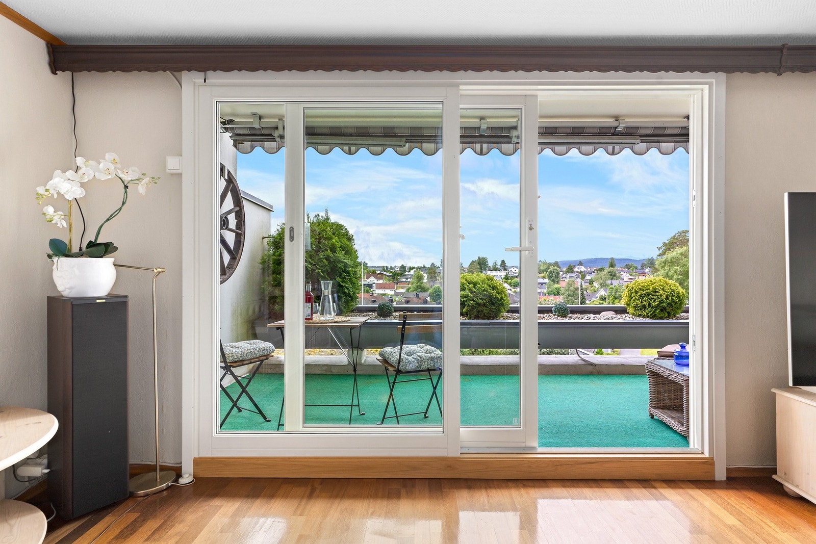 Fra stuen er det utgang til en vestvendt terrasse. Galleribilde