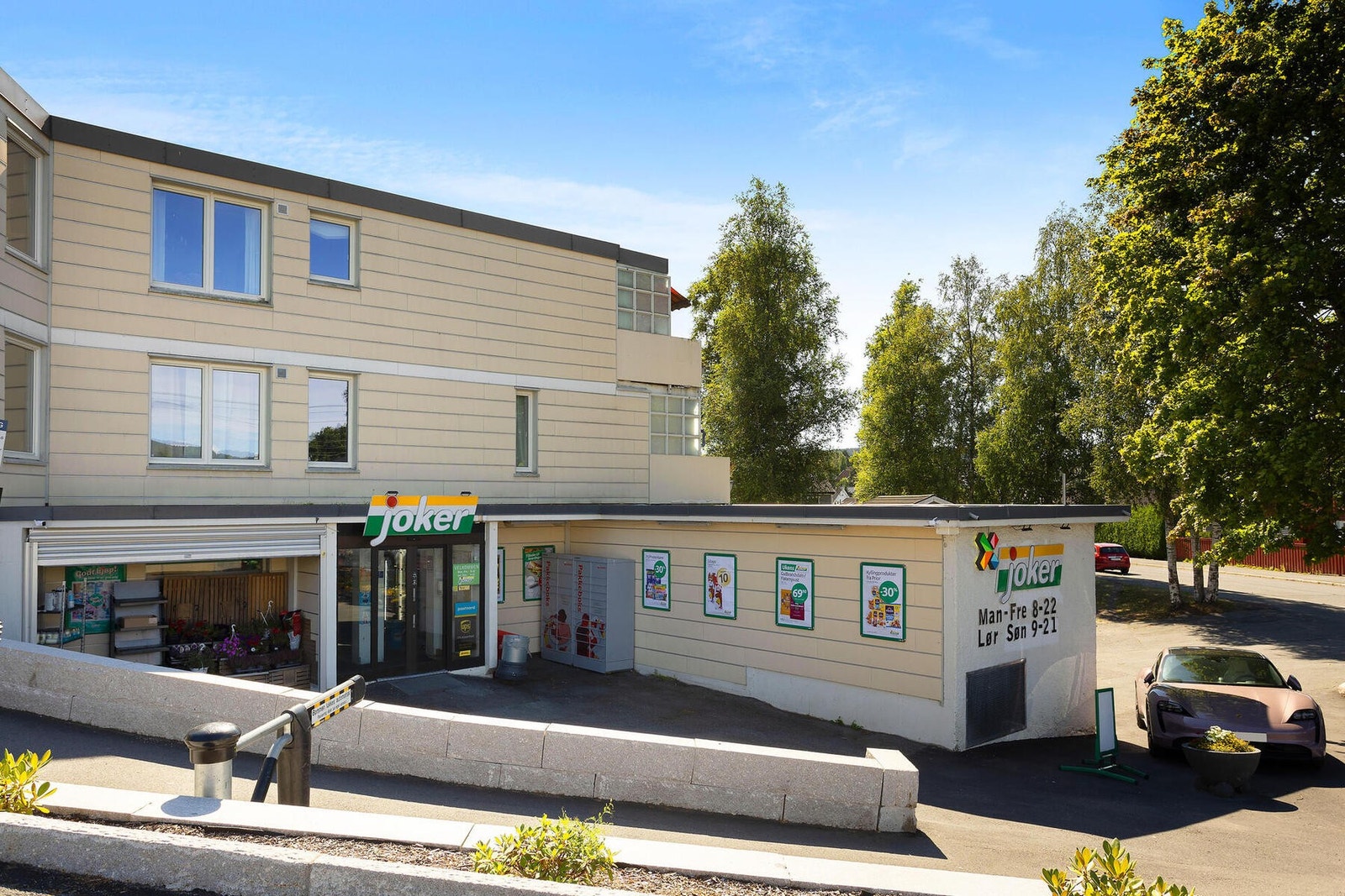 Bare 100 meter unna boligen finner du Joker som også er søndagsåpen. Galleribilde