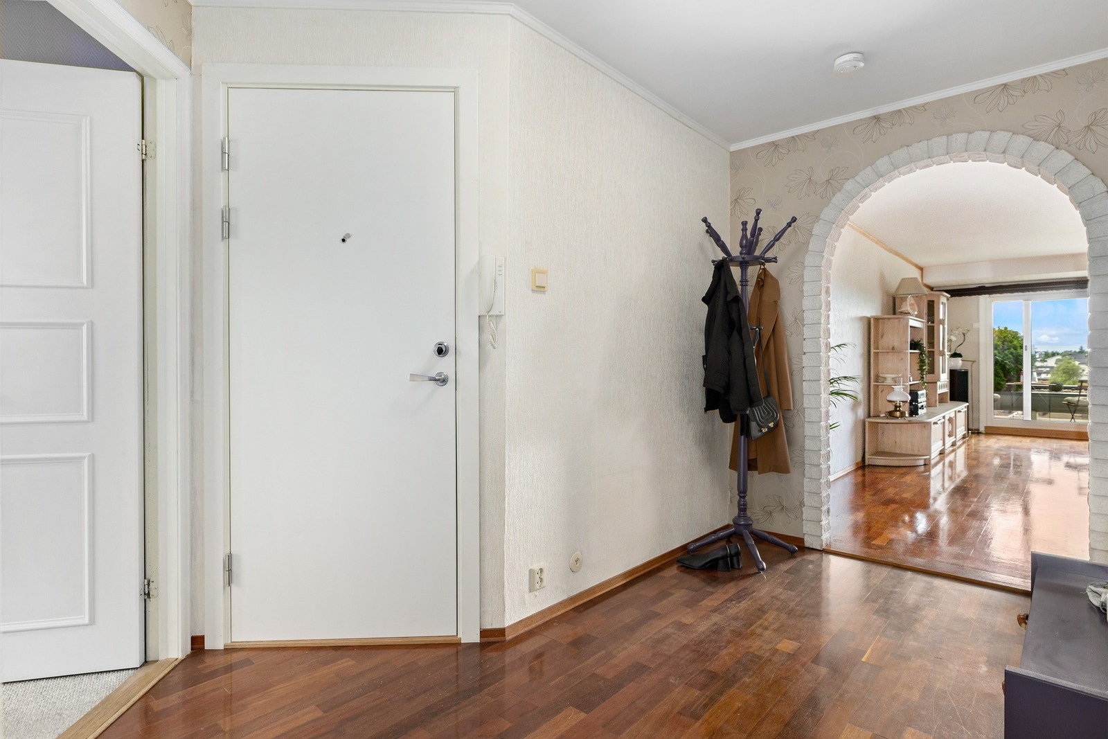 Velkommen inn i en stor og luftig entré som fungerer som et naturlig knutepunkt mellom boligens øvrige rom. Galleribilde