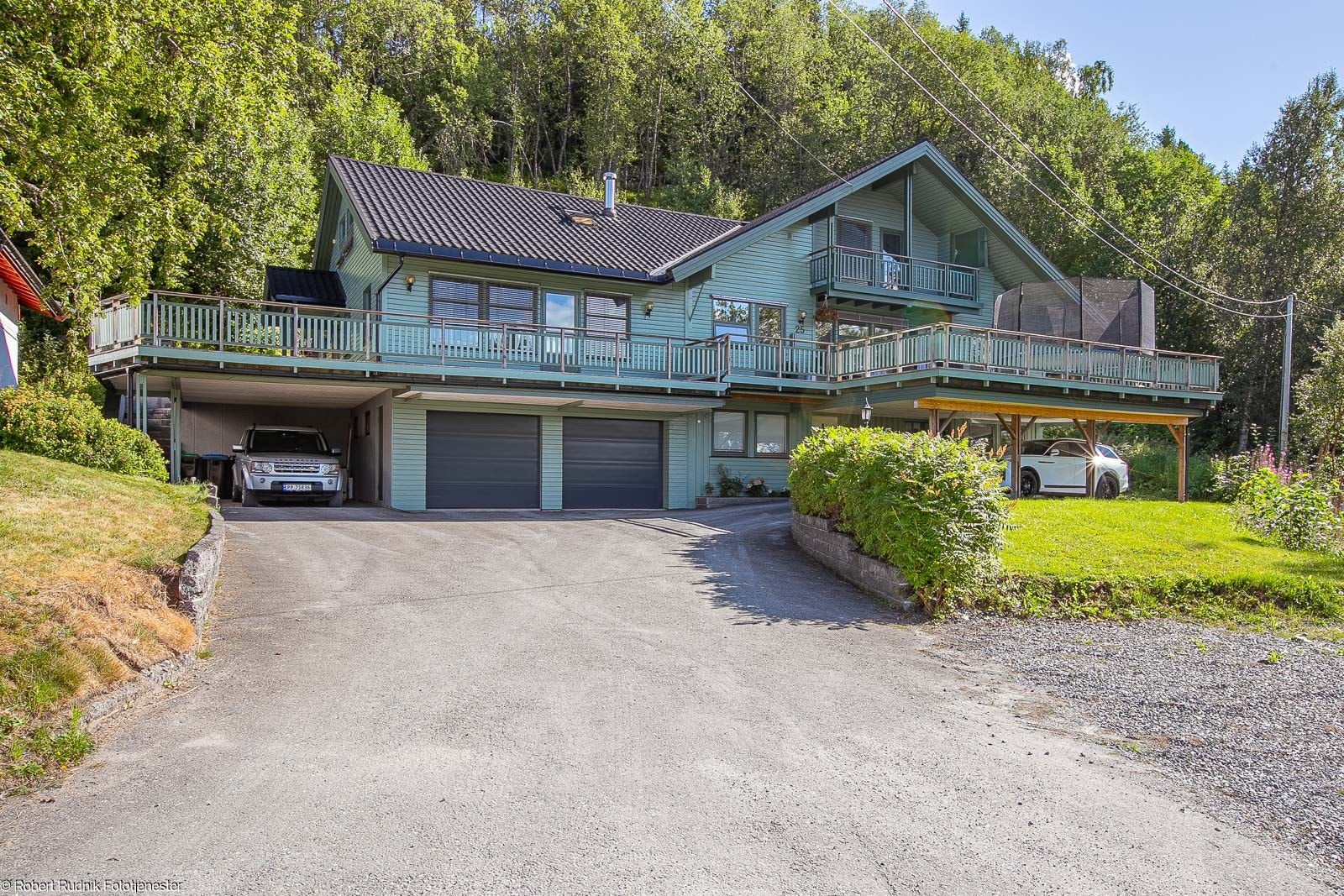 Aktiv Finnsnes presenterer Trollvikveien 25! Vedlikeholdt og innholdsrik familiebolig med påkostet kjøkken, dobbelgarasje og carport - mulighet for utleie (19 500,- pr. mnd). Galleribilde