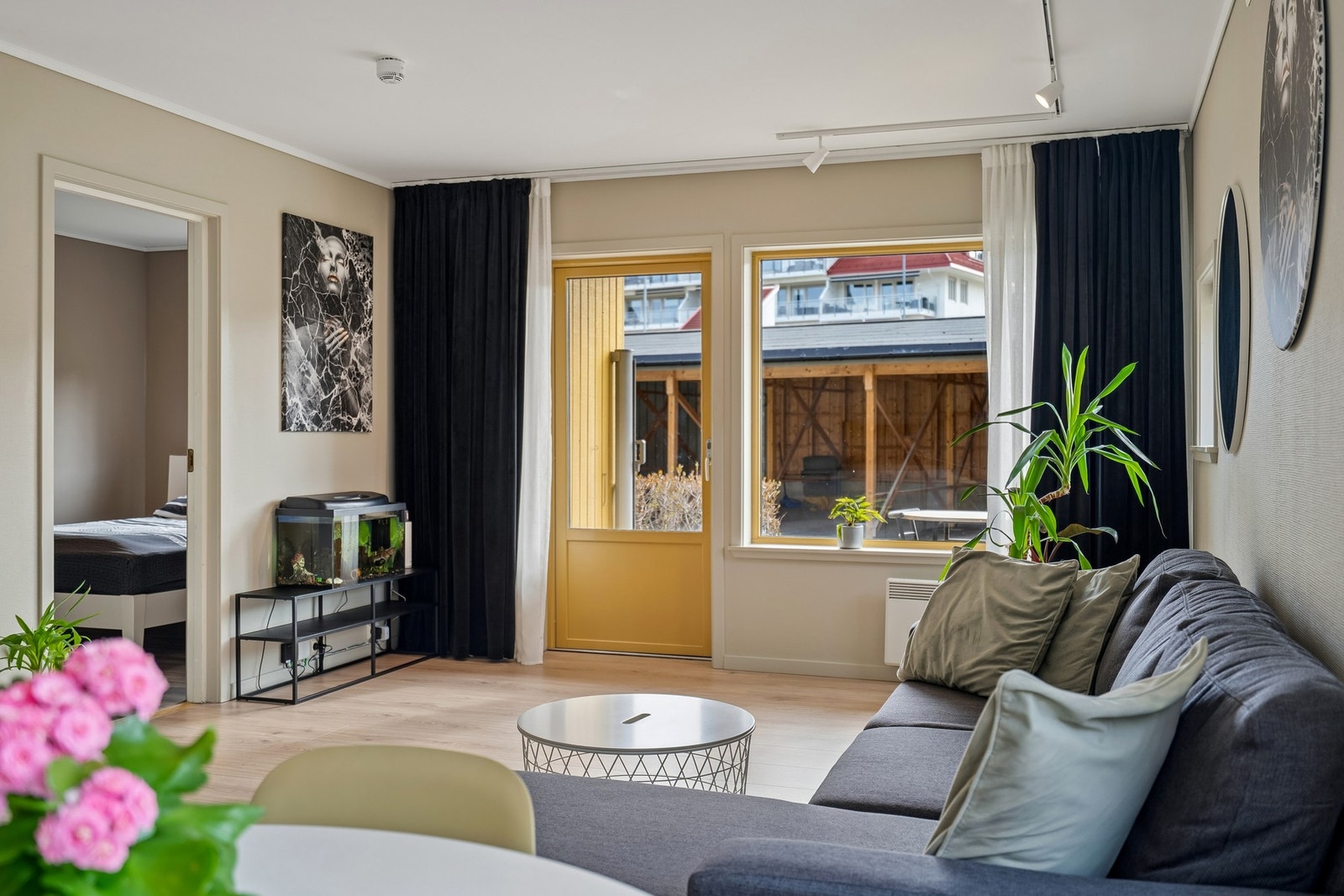 Stue/kjøkken på 28,1 m². Gode møbleringsmuligheter. Galleribilde