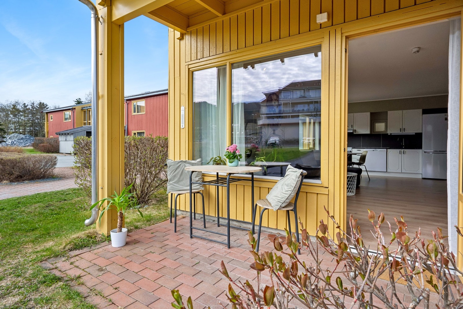 Fin steinbelagt uteplass med gode solforhold. Galleribilde