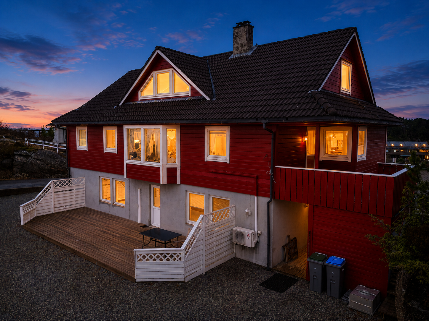 Aktiv Eiendomsmegling v/ Mathias Helland Bøstrand har gleden av å presentere Janahaugen 33! (AI-generert kveldsbilde). Foto: Petter Tran. Galleribilde