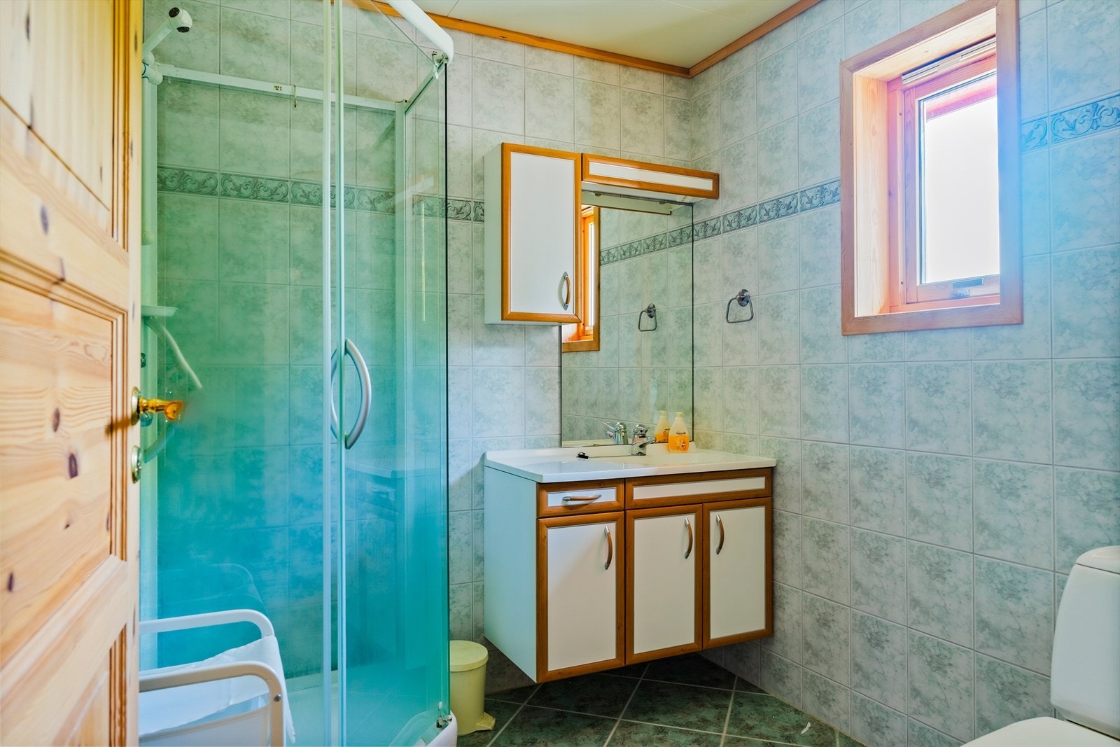 Bad nr 3 har også dusjhjørne, toalett og baderomsinnredning. Galleribilde