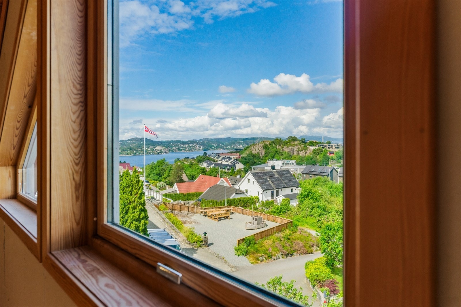 Fra loftsetasjen kan man nyte en fantastisk utsikt over sjøen og de naturskjønne omgivelsene. Galleribilde