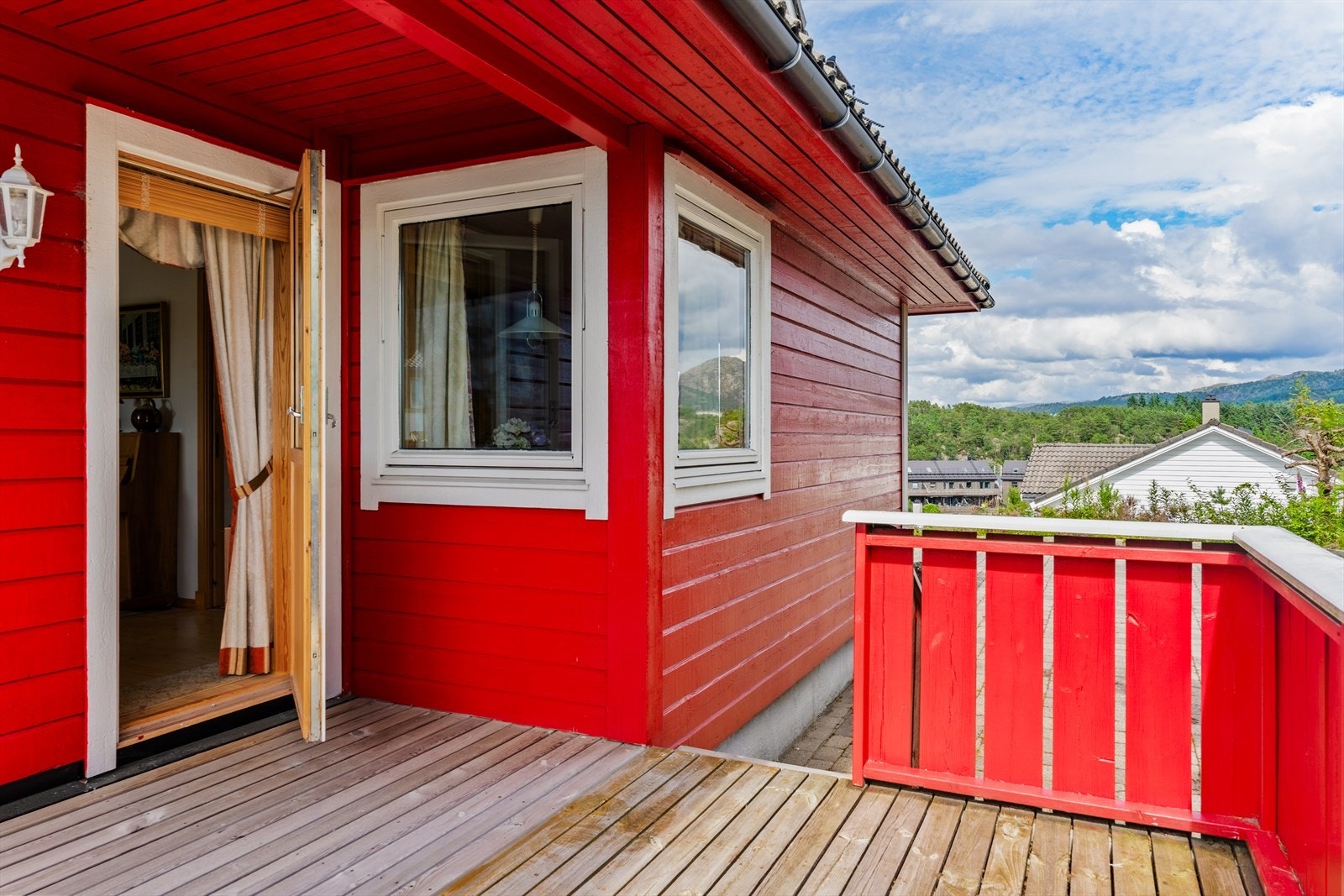 Solrik terrasse med direkte adkomst fra stuen - perfekt for rolige morgener og lange sommerkvelder. Galleribilde
