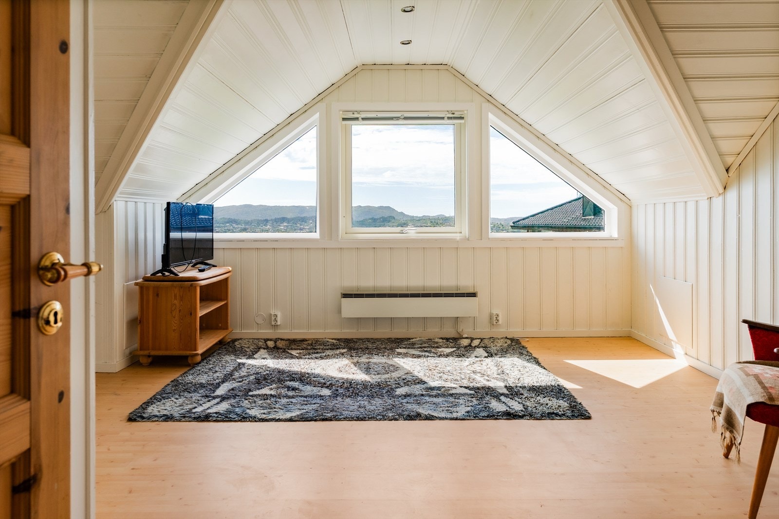 Nydelig utsikt fra loftstuevinduet. Galleribilde