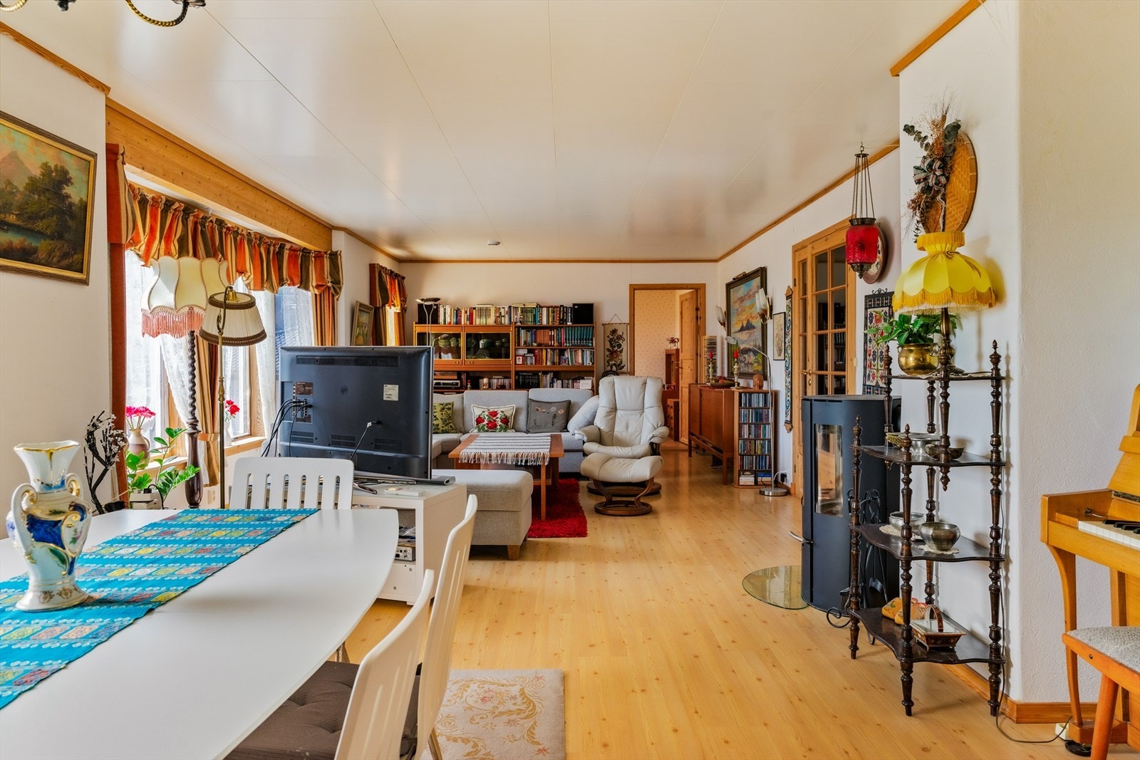 Stuen og spisestuen fremstår som en stor og åpen oppholdssone med plass til hele familien. Galleribilde