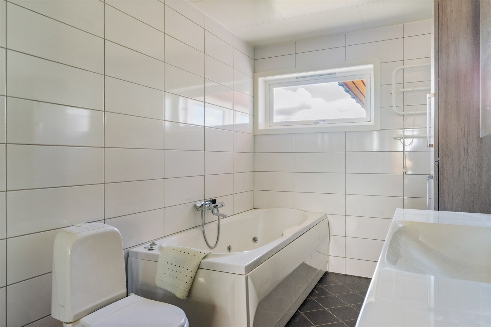 Badet har en praktisk planløsning og fikk nye baderomsmøbel i 2025. Galleribilde