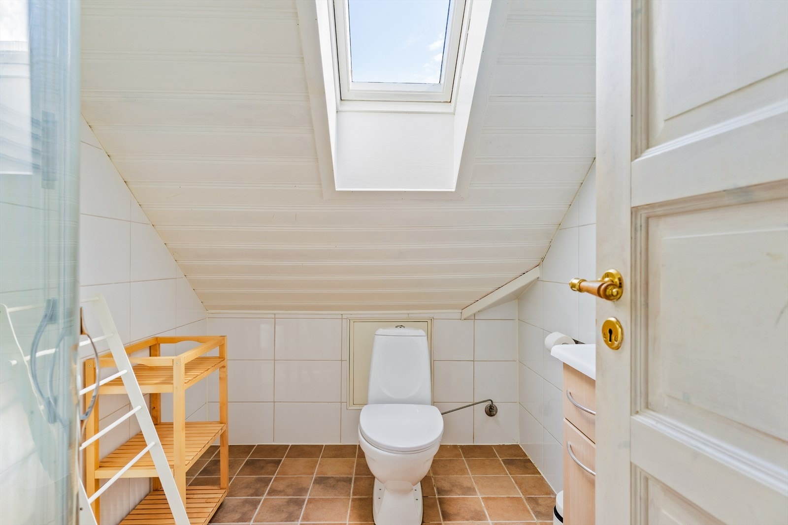Loftsbadet er lyst og innbydende med flislagte overflater, dusjhjørne og god oppbevaringsplass. Galleribilde
