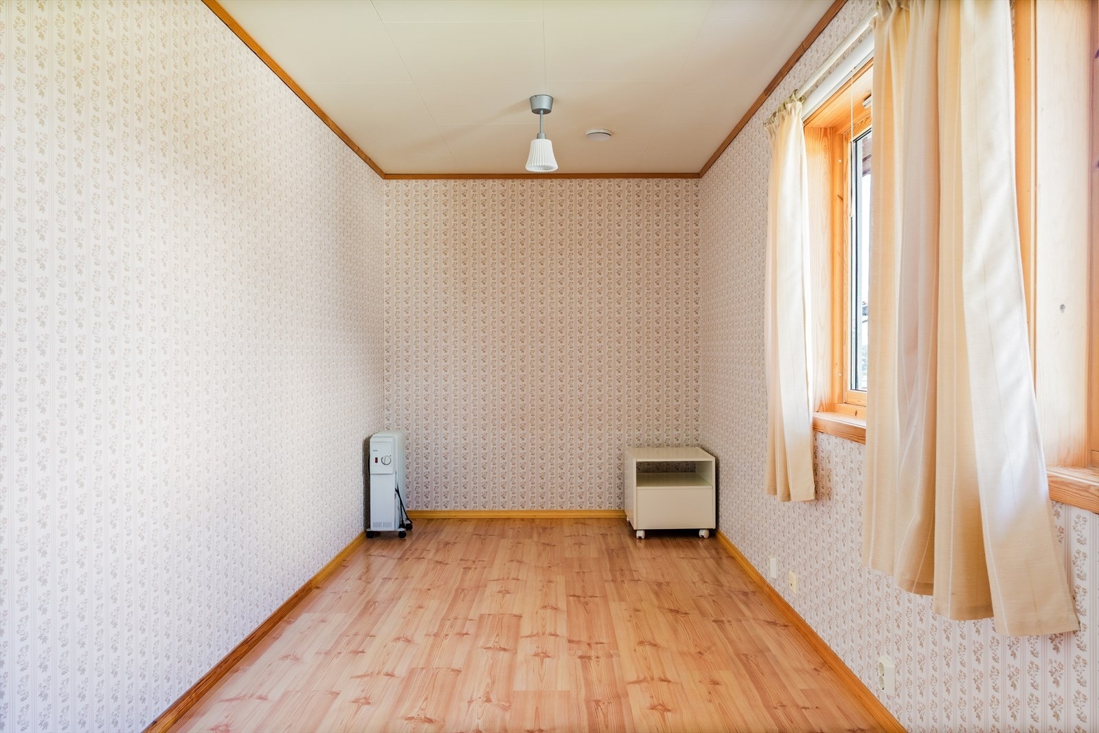 Det romslige soverommet har flere vinduer som sørger for gode lysforhold gjennom dagen. Galleribilde