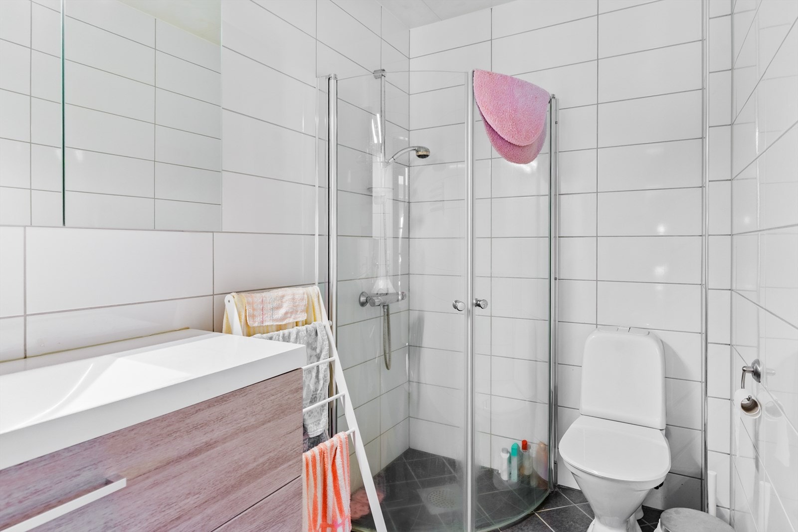 Badet fremstår lyst og funksjonelt med flislagte overflater. Galleribilde