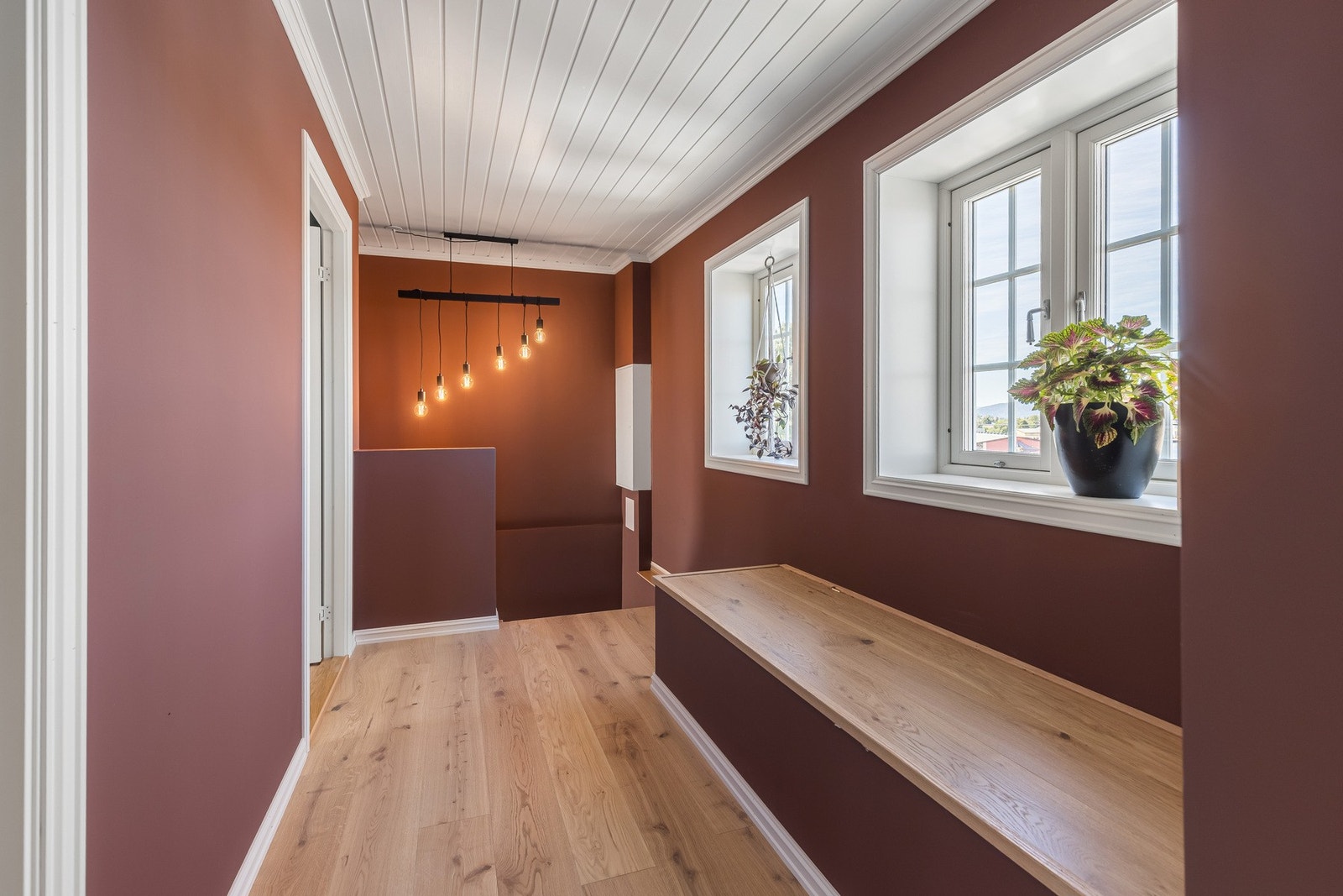 Andre etasje har et lunt og innbydende uttrykk med gjennomførte fargevalg, godt lysinnslipp og plass til en hyggelig sitte- eller leseplass. Galleribilde